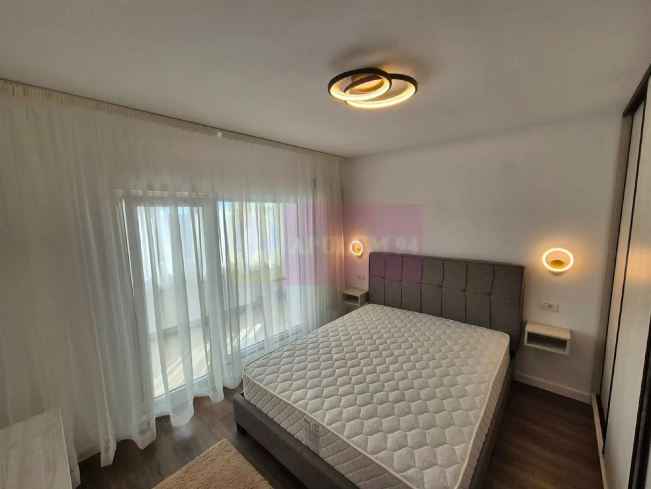 Apartament 3 camere rond Piata Alba Iulia - VA oferim spre vanzare apartament 3 camere rond Piata Alba Iulia, la etajul 8/8 decomandat, recent renovat integral si mobilat complet cu mobila Mobexpert si la comanda (iunie 2026), dotat cu electrocasnice noi cu facturi si in garantie, an constructie 1994, suprafata 90mp.
Vedere panoramica fix catre Rond Alba Iulia si catre restaurantele aflate in vecinatate.
Apartamentul este complet izolat cu vata minerala si terasa refacuta de asociatia proprietari in decembrie 2025.
Instalatia electrica si sanitara refacute integral.
Tot apartamentul are termopan inclusiv balcoanele si rulouri exterioare la dormitoare.
Ca dotari suplimentare,:
- Parchet SPC 
- 3 aparate aer conditionat
- boiler 
- combina frigorifica
- cuptor electric si aragaz pe gaz 
- masina spalat vase 
- masina de spalat rufe
- canapele 
- pat + saltea 
Blocul este pe lista de anvelopare.
Scara blocului este ingrijita, supraveghere video si cu vecini linistiti.
Pentru detalii suplimentare si vizionari contactati agentul la tel 0733683461.