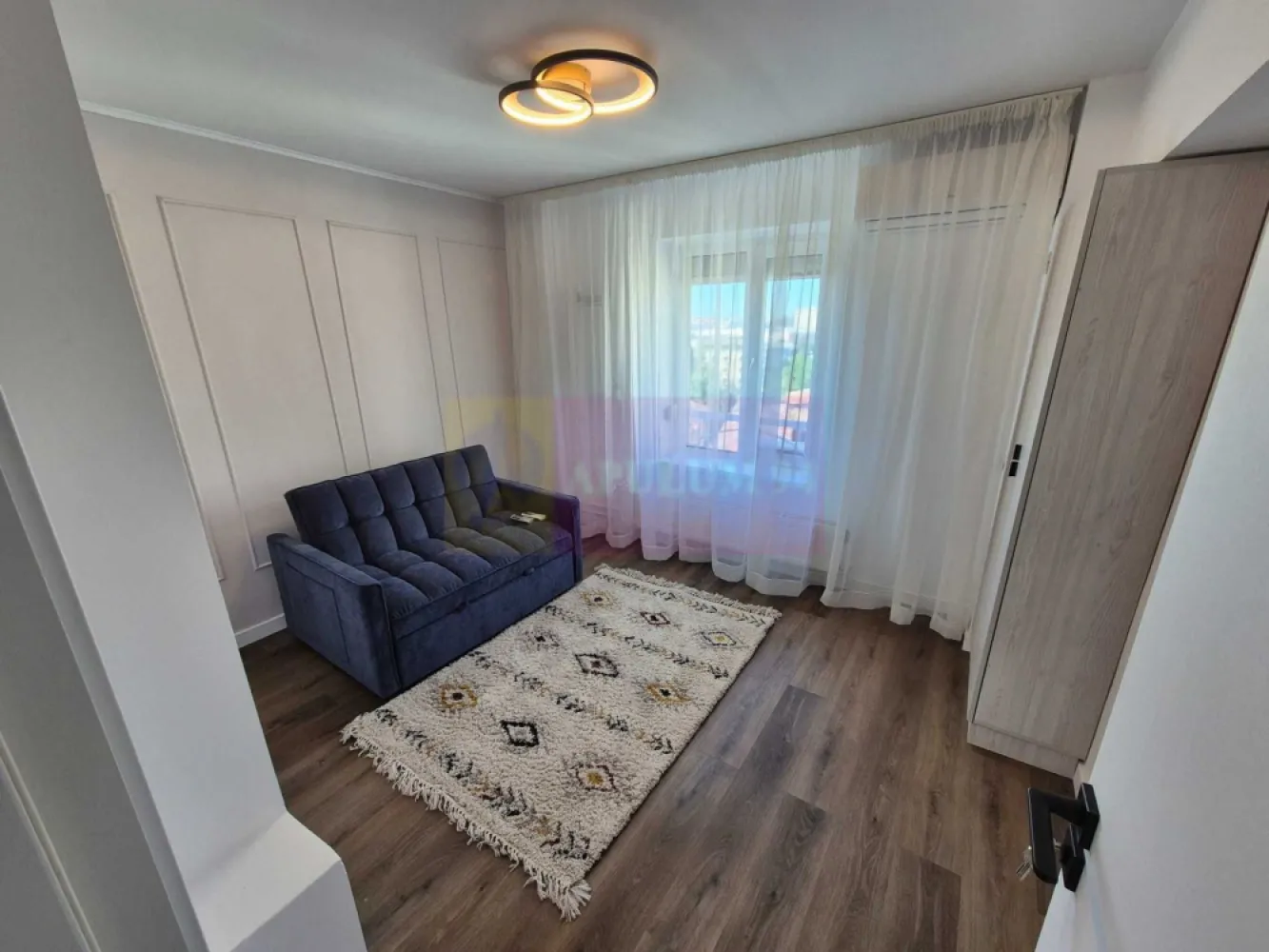 Apartament 3 camere rond Piata Alba Iulia - VA oferim spre vanzare apartament 3 camere rond Piata Alba Iulia, la etajul 8/8 decomandat, recent renovat integral si mobilat complet cu mobila Mobexpert si la comanda (iunie 2026), dotat cu electrocasnice noi cu facturi si in garantie, an constructie 1994, suprafata 90mp.
Vedere panoramica fix catre Rond Alba Iulia si catre restaurantele aflate in vecinatate.
Apartamentul este complet izolat cu vata minerala si terasa refacuta de asociatia proprietari in decembrie 2025.
Instalatia electrica si sanitara refacute integral.
Tot apartamentul are termopan inclusiv balcoanele si rulouri exterioare la dormitoare.
Ca dotari suplimentare,:
- Parchet SPC 
- 3 aparate aer conditionat
- boiler 
- combina frigorifica
- cuptor electric si aragaz pe gaz 
- masina spalat vase 
- masina de spalat rufe
- canapele 
- pat + saltea 
Blocul este pe lista de anvelopare.
Scara blocului este ingrijita, supraveghere video si cu vecini linistiti.
Pentru detalii suplimentare si vizionari contactati agentul la tel 0733683461.