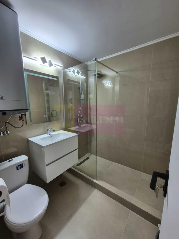 Apartament 3 camere rond Piata Alba Iulia - VA oferim spre vanzare apartament 3 camere rond Piata Alba Iulia, la etajul 8/8 decomandat, recent renovat integral si mobilat complet cu mobila Mobexpert si la comanda (iunie 2026), dotat cu electrocasnice noi cu facturi si in garantie, an constructie 1994, suprafata 90mp.
Vedere panoramica fix catre Rond Alba Iulia si catre restaurantele aflate in vecinatate.
Apartamentul este complet izolat cu vata minerala si terasa refacuta de asociatia proprietari in decembrie 2025.
Instalatia electrica si sanitara refacute integral.
Tot apartamentul are termopan inclusiv balcoanele si rulouri exterioare la dormitoare.
Ca dotari suplimentare,:
- Parchet SPC 
- 3 aparate aer conditionat
- boiler 
- combina frigorifica
- cuptor electric si aragaz pe gaz 
- masina spalat vase 
- masina de spalat rufe
- canapele 
- pat + saltea 
Blocul este pe lista de anvelopare.
Scara blocului este ingrijita, supraveghere video si cu vecini linistiti.
Pentru detalii suplimentare si vizionari contactati agentul la tel 0733683461.