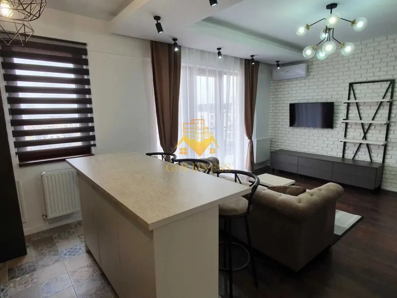 2 camere open space, Modern, parcare, Complex Luminia, Europa - GOLDNESS Imobiliare vă propune spre închiriere un apartament cu 2 camere open space, complet mobilat și utilat, la etajul 4 într-un imobil de 6 etaje, în Cartierul Europa.
Dispune de loc de parcare subteran! 
Se află în apropierea stațiilor de transport în comun, magazine, restaurante, spații verzi, farmacii, etc. 

Apartamentul este compartimentat astfel:
 - dormitor cu pat matrimonial, dressing, noptiere
 - living cu bucatarie open space complet utilată și mobilată, canapea extensibilă, loc de servit masa 
 - baie cu cabina de dus, calorifer port prosop și dulap pentru depozitare.
 - terasa de 14 mp.

Imobilul este dotat cu toate cele necesare- centrală proprie, frigider, aragaz, hotă, mașină de spălat haine, televizor, etc. 

Dacă sunteți interesați de acest apartament și doriți să îl vizionați, dar și pentru alte oferte nu ezitați să ne contactați telefonic sau prin e-mail. Vă stăm la dispoziție!
Pentru intermediere se percepe un comision de 50% din prețul chiriei!