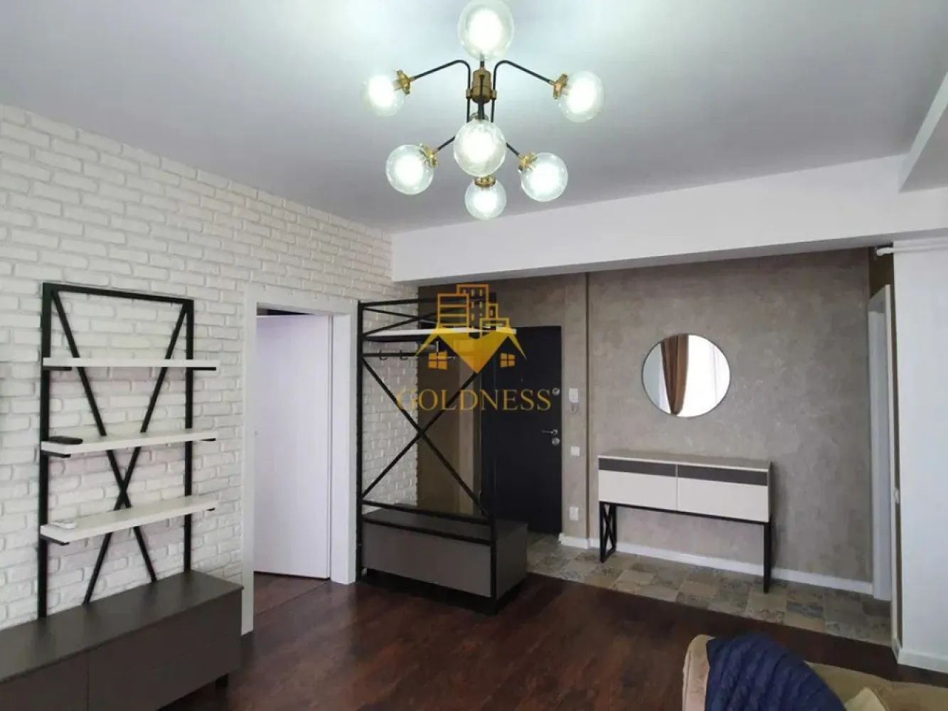 2 camere open space, Modern, parcare, Complex Luminia, Europa - GOLDNESS Imobiliare vă propune spre închiriere un apartament cu 2 camere open space, complet mobilat și utilat, la etajul 4 într-un imobil de 6 etaje, în Cartierul Europa.
Dispune de loc de parcare subteran! 
Se află în apropierea stațiilor de transport în comun, magazine, restaurante, spații verzi, farmacii, etc. 

Apartamentul este compartimentat astfel:
 - dormitor cu pat matrimonial, dressing, noptiere
 - living cu bucatarie open space complet utilată și mobilată, canapea extensibilă, loc de servit masa 
 - baie cu cabina de dus, calorifer port prosop și dulap pentru depozitare.
 - terasa de 14 mp.

Imobilul este dotat cu toate cele necesare- centrală proprie, frigider, aragaz, hotă, mașină de spălat haine, televizor, etc. 

Dacă sunteți interesați de acest apartament și doriți să îl vizionați, dar și pentru alte oferte nu ezitați să ne contactați telefonic sau prin e-mail. Vă stăm la dispoziție!
Pentru intermediere se percepe un comision de 50% din prețul chiriei!