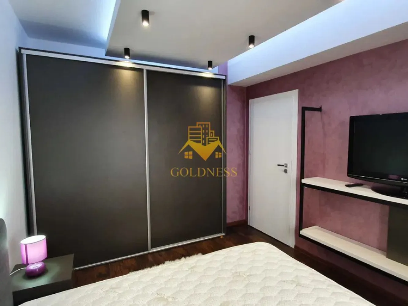 2 camere open space, Modern, parcare, Complex Luminia, Europa - GOLDNESS Imobiliare vă propune spre închiriere un apartament cu 2 camere open space, complet mobilat și utilat, la etajul 4 într-un imobil de 6 etaje, în Cartierul Europa.
Dispune de loc de parcare subteran! 
Se află în apropierea stațiilor de transport în comun, magazine, restaurante, spații verzi, farmacii, etc. 

Apartamentul este compartimentat astfel:
 - dormitor cu pat matrimonial, dressing, noptiere
 - living cu bucatarie open space complet utilată și mobilată, canapea extensibilă, loc de servit masa 
 - baie cu cabina de dus, calorifer port prosop și dulap pentru depozitare.
 - terasa de 14 mp.

Imobilul este dotat cu toate cele necesare- centrală proprie, frigider, aragaz, hotă, mașină de spălat haine, televizor, etc. 

Dacă sunteți interesați de acest apartament și doriți să îl vizionați, dar și pentru alte oferte nu ezitați să ne contactați telefonic sau prin e-mail. Vă stăm la dispoziție!
Pentru intermediere se percepe un comision de 50% din prețul chiriei!