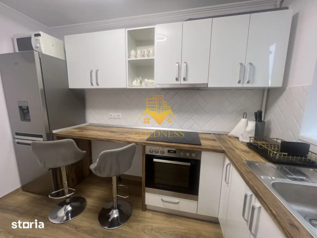 1 camera decomandata, Horea, UBB, Premium, Cetățuia, Parcul Central - GOLDNESS Imobiliare vă propune spre închiriere un apartament cu o camera, complet mobilat și utilat, la etajul 5 într-un imobil de 5 etaje, pe strada Horea.
Dispune de loc de parcare!
Se află în apropierea stațiilor de transport în comun, magazine, restaurante, spații verzi, farmacii, etc. 

Apartamentul este compartimentat astfel:
 - dormitor cu pat matrimonial, dressing, noptiere
 -bucatarie moderna, complet utilată cu loc de servit masa si toate cele necesare.
 - baie cu dus walkin, calorifer port prosop și dulap pentru depozitare.

Imobilul este dotat cu toate cele necesare- centrală proprie, mașină de spălat haine, frigider, plită electrică, hotă, cuptr cu microunde, etc. 

Dacă sunteți interesați de acest apartament și doriți să îl vizionați, dar și pentru alte oferte nu ezitați să ne contactați telefonic sau prin e-mail. Vă stăm la dispoziție!
Pentru intermediere se percepe un comision de 50% din prețul chiriei!