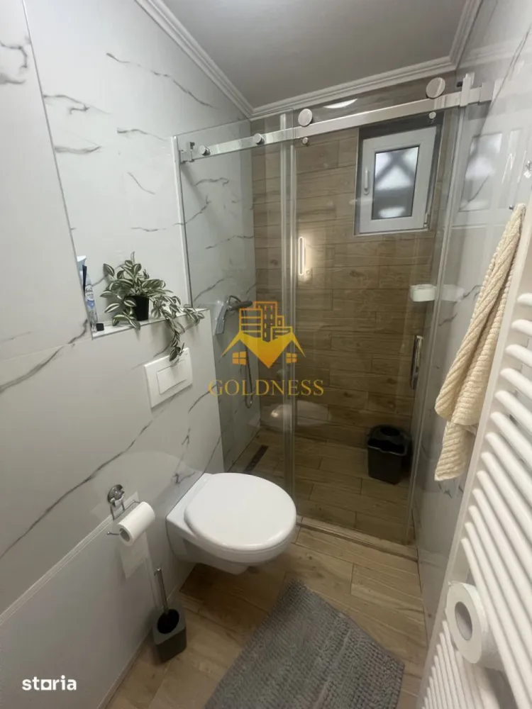 1 camera decomandata, Horea, UBB, Premium, Cetățuia, Parcul Central - GOLDNESS Imobiliare vă propune spre închiriere un apartament cu o camera, complet mobilat și utilat, la etajul 5 într-un imobil de 5 etaje, pe strada Horea.
Dispune de loc de parcare!
Se află în apropierea stațiilor de transport în comun, magazine, restaurante, spații verzi, farmacii, etc. 

Apartamentul este compartimentat astfel:
 - dormitor cu pat matrimonial, dressing, noptiere
 -bucatarie moderna, complet utilată cu loc de servit masa si toate cele necesare.
 - baie cu dus walkin, calorifer port prosop și dulap pentru depozitare.

Imobilul este dotat cu toate cele necesare- centrală proprie, mașină de spălat haine, frigider, plită electrică, hotă, cuptr cu microunde, etc. 

Dacă sunteți interesați de acest apartament și doriți să îl vizionați, dar și pentru alte oferte nu ezitați să ne contactați telefonic sau prin e-mail. Vă stăm la dispoziție!
Pentru intermediere se percepe un comision de 50% din prețul chiriei!