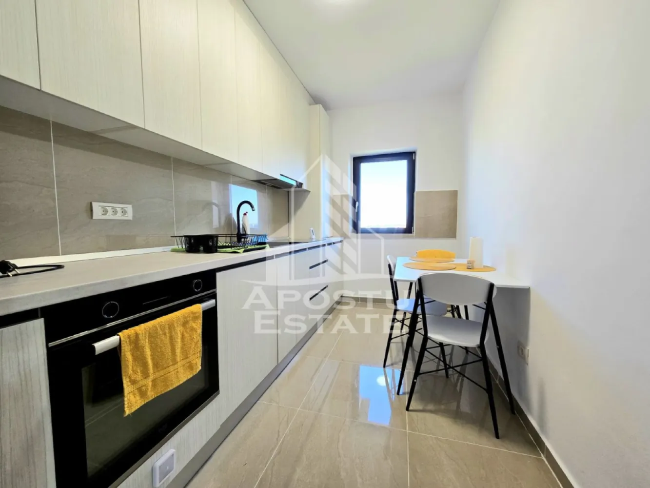 Apartament de vanzare, 3 camere, 2 balcoane, zona Calea Urseni, Giroc - Apostu Estate va ofera spre vanzare un apartament nou, modern, cu 3 camere, 2 balcoane si loc de parcare inclus, situat la etajul 3 al unui imobil situat in zona Calea Urseni, Giroc. 

Apartamentul se afla la doar 300 m fata de prima statie de autobuz si 800 m fata de Zone 2 si Mega Image Calea Urseni, Timisoara. Doi km si jumatate pana la Continental Automotive Timisoara.

Apartamentul are o suprafata utila de 70 mp, fiind compartimentat astfel: 
-living spatios cu iesire la balcon 
- bucatarie inchisa, cu loc de luat masa 
- dormitor 
- baie cu dus si prevazuta cu geam 
- dormitor matrimonial cu iesire la balcon 

Apartamentul se vinde mobilat si utilat complet, fiind gata de mutare.
Beneficiaza de un loc de parcare inscris in cartea funciara. 
Incalzirea se realizeaza prin intermediul centralei proprii, incalzire in pardoseala.

Agentia imobiliara Apostu Estate va ofera consultanta bancara gratuita prin intermediul colaboratorilor nostri pentru alegerea celui mai potrivit tip de credit, astfel incat tu sa devi noul proprietar al acestui apartament.

Disponibil imediat! 
Va asteptam cu drag la o vizionare chiar astazi!