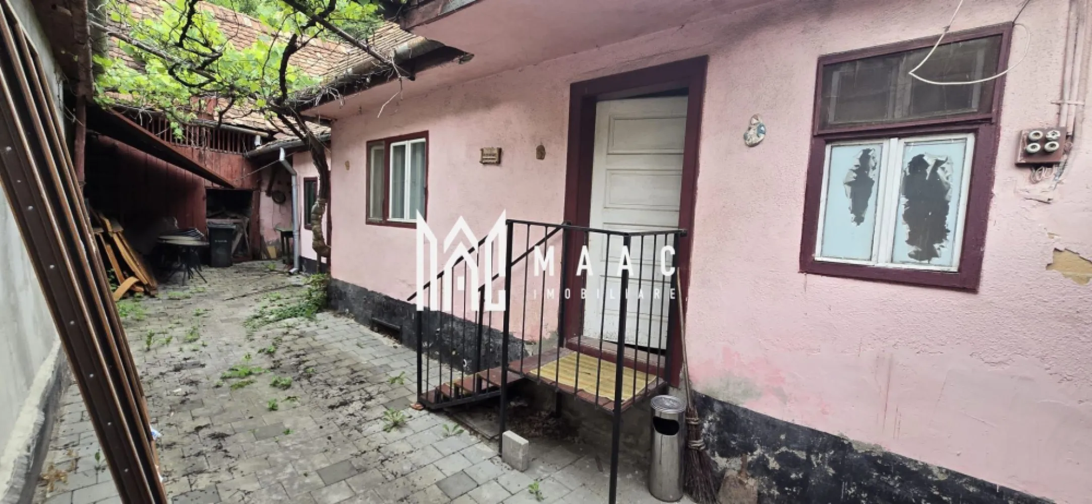 Casă individuală 3 camere | Strada Principală, Rășinari | 70 mp, 1985 - Casă individuală cu 3 camere în Rășinari, pe Strada Principală, disponibilă la vânzare pentru 69.000. O alegere potrivită pentru cei care își doresc o locuință pe care să o amenajeze după propriul gust, într-o zonă liniștită și cu acces facil către Sibiu.

Detalii proprietate:
• 70 mp utili
• 3 camere, 2 dormitoare, bucătărie, baie și hol de acces
• casă individuală, structură din cărămidă, acoperiș din țiglă
• construită în 1985
• necesită renovare

Context local:
Rășinari este o localitate apreciată pentru liniște, aer curat și apropierea de natură. Proprietatea are potențial bun atât pentru locuire permanentă, cât și pentru casă de vacanță, iar accesul către Sibiu este facil.

Pentru mai multe detalii și programarea unei vizionări, contactați echipa MAAC Imobiliare. Cod anunț CP3169876.