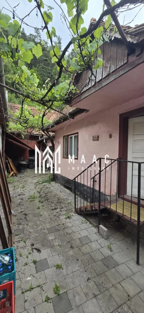 Casă individuală 3 camere | Strada Principală, Rășinari | 70 mp, 1985 - Casă individuală cu 3 camere în Rășinari, pe Strada Principală, disponibilă la vânzare pentru 69.000. O alegere potrivită pentru cei care își doresc o locuință pe care să o amenajeze după propriul gust, într-o zonă liniștită și cu acces facil către Sibiu.

Detalii proprietate:
• 70 mp utili
• 3 camere, 2 dormitoare, bucătărie, baie și hol de acces
• casă individuală, structură din cărămidă, acoperiș din țiglă
• construită în 1985
• necesită renovare

Context local:
Rășinari este o localitate apreciată pentru liniște, aer curat și apropierea de natură. Proprietatea are potențial bun atât pentru locuire permanentă, cât și pentru casă de vacanță, iar accesul către Sibiu este facil.

Pentru mai multe detalii și programarea unei vizionări, contactați echipa MAAC Imobiliare. Cod anunț CP3169876.