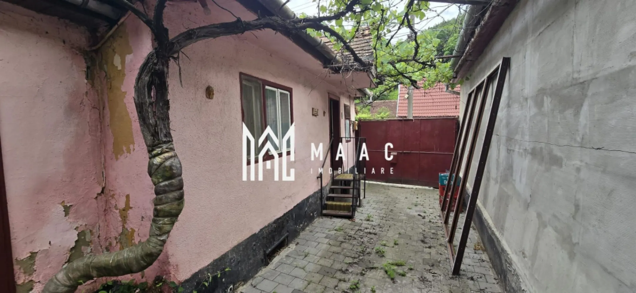 Casă individuală 3 camere | Strada Principală, Rășinari | 70 mp, 1985 - Casă individuală cu 3 camere în Rășinari, pe Strada Principală, disponibilă la vânzare pentru 69.000. O alegere potrivită pentru cei care își doresc o locuință pe care să o amenajeze după propriul gust, într-o zonă liniștită și cu acces facil către Sibiu.

Detalii proprietate:
• 70 mp utili
• 3 camere, 2 dormitoare, bucătărie, baie și hol de acces
• casă individuală, structură din cărămidă, acoperiș din țiglă
• construită în 1985
• necesită renovare

Context local:
Rășinari este o localitate apreciată pentru liniște, aer curat și apropierea de natură. Proprietatea are potențial bun atât pentru locuire permanentă, cât și pentru casă de vacanță, iar accesul către Sibiu este facil.

Pentru mai multe detalii și programarea unei vizionări, contactați echipa MAAC Imobiliare. Cod anunț CP3169876.