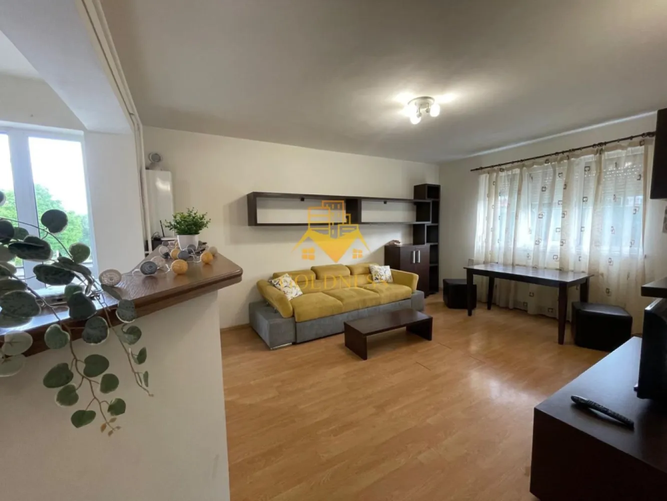 2 camere, parcare, Calea Turzii, Observatorului, UTCN, UMF, D'autore - GOLDNESS Imobiliare vă propune spre închiriere un apartament cu 2 camere complet mobilat și utilat, la etajul 1 într-un imobil de 4 etaje, în Cartierul Zorilor!
Dispune de loc de parcare contracost 50 euro!
Se află în apropierea stațiilor de transport în comun, magazine, restaurante, spații verzi, farmacii, etc. 

Apartamentul este compartimentat astfel:
 - dormitor cu pat matrimonial, dressing, noptiere
 - living cu bucatarie open space complet utilată și mobilată, canapea extensibilă, loc de servit masa 
 - baie cu cada, calorifer port prosop și dulap pentru depozitare.
 - balcon 4 mp.

Imobilul este dotat cu toate cele necesare- centrală proprie, frigider, aragaz, hotă, mașină de spălat haine,etc. 

Dacă sunteți interesați de acest apartament și doriți să îl vizionați, dar și pentru alte oferte nu ezitați să ne contactați telefonic sau prin e-mail. Vă stăm la dispoziție!
Pentru intermediere se percepe un comision de 50% din prețul chiriei!
