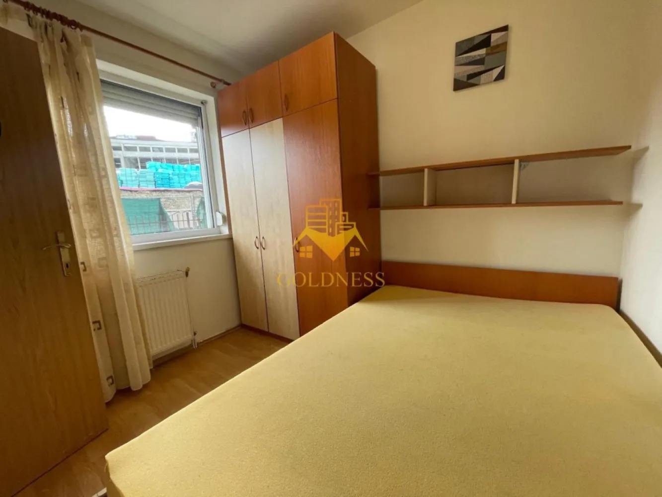 2 camere, parcare, Calea Turzii, Observatorului, UTCN, UMF, D'autore - GOLDNESS Imobiliare vă propune spre închiriere un apartament cu 2 camere complet mobilat și utilat, la etajul 1 într-un imobil de 4 etaje, în Cartierul Zorilor!
Dispune de loc de parcare contracost 50 euro!
Se află în apropierea stațiilor de transport în comun, magazine, restaurante, spații verzi, farmacii, etc. 

Apartamentul este compartimentat astfel:
 - dormitor cu pat matrimonial, dressing, noptiere
 - living cu bucatarie open space complet utilată și mobilată, canapea extensibilă, loc de servit masa 
 - baie cu cada, calorifer port prosop și dulap pentru depozitare.
 - balcon 4 mp.

Imobilul este dotat cu toate cele necesare- centrală proprie, frigider, aragaz, hotă, mașină de spălat haine,etc. 

Dacă sunteți interesați de acest apartament și doriți să îl vizionați, dar și pentru alte oferte nu ezitați să ne contactați telefonic sau prin e-mail. Vă stăm la dispoziție!
Pentru intermediere se percepe un comision de 50% din prețul chiriei!