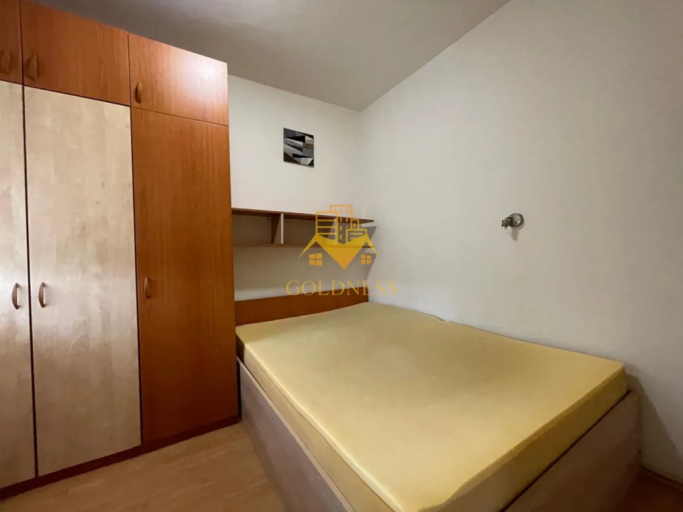 2 camere, parcare, Calea Turzii, Observatorului, UTCN, UMF, D'autore - GOLDNESS Imobiliare vă propune spre închiriere un apartament cu 2 camere complet mobilat și utilat, la etajul 1 într-un imobil de 4 etaje, în Cartierul Zorilor!
Dispune de loc de parcare contracost 50 euro!
Se află în apropierea stațiilor de transport în comun, magazine, restaurante, spații verzi, farmacii, etc. 

Apartamentul este compartimentat astfel:
 - dormitor cu pat matrimonial, dressing, noptiere
 - living cu bucatarie open space complet utilată și mobilată, canapea extensibilă, loc de servit masa 
 - baie cu cada, calorifer port prosop și dulap pentru depozitare.
 - balcon 4 mp.

Imobilul este dotat cu toate cele necesare- centrală proprie, frigider, aragaz, hotă, mașină de spălat haine,etc. 

Dacă sunteți interesați de acest apartament și doriți să îl vizionați, dar și pentru alte oferte nu ezitați să ne contactați telefonic sau prin e-mail. Vă stăm la dispoziție!
Pentru intermediere se percepe un comision de 50% din prețul chiriei!