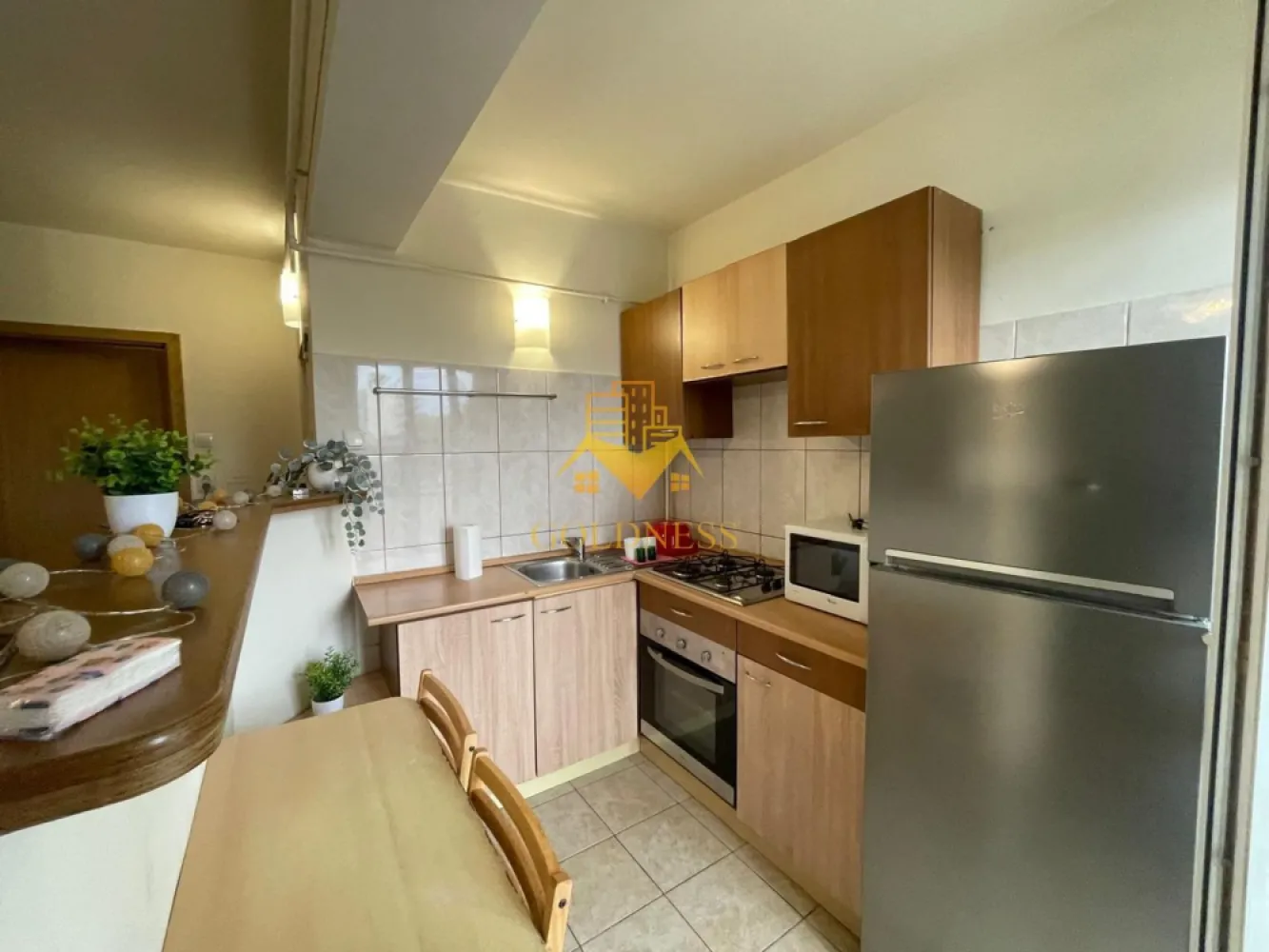 2 camere, parcare, Calea Turzii, Observatorului, UTCN, UMF, D'autore - GOLDNESS Imobiliare vă propune spre închiriere un apartament cu 2 camere complet mobilat și utilat, la etajul 1 într-un imobil de 4 etaje, în Cartierul Zorilor!
Dispune de loc de parcare contracost 50 euro!
Se află în apropierea stațiilor de transport în comun, magazine, restaurante, spații verzi, farmacii, etc. 

Apartamentul este compartimentat astfel:
 - dormitor cu pat matrimonial, dressing, noptiere
 - living cu bucatarie open space complet utilată și mobilată, canapea extensibilă, loc de servit masa 
 - baie cu cada, calorifer port prosop și dulap pentru depozitare.
 - balcon 4 mp.

Imobilul este dotat cu toate cele necesare- centrală proprie, frigider, aragaz, hotă, mașină de spălat haine,etc. 

Dacă sunteți interesați de acest apartament și doriți să îl vizionați, dar și pentru alte oferte nu ezitați să ne contactați telefonic sau prin e-mail. Vă stăm la dispoziție!
Pentru intermediere se percepe un comision de 50% din prețul chiriei!