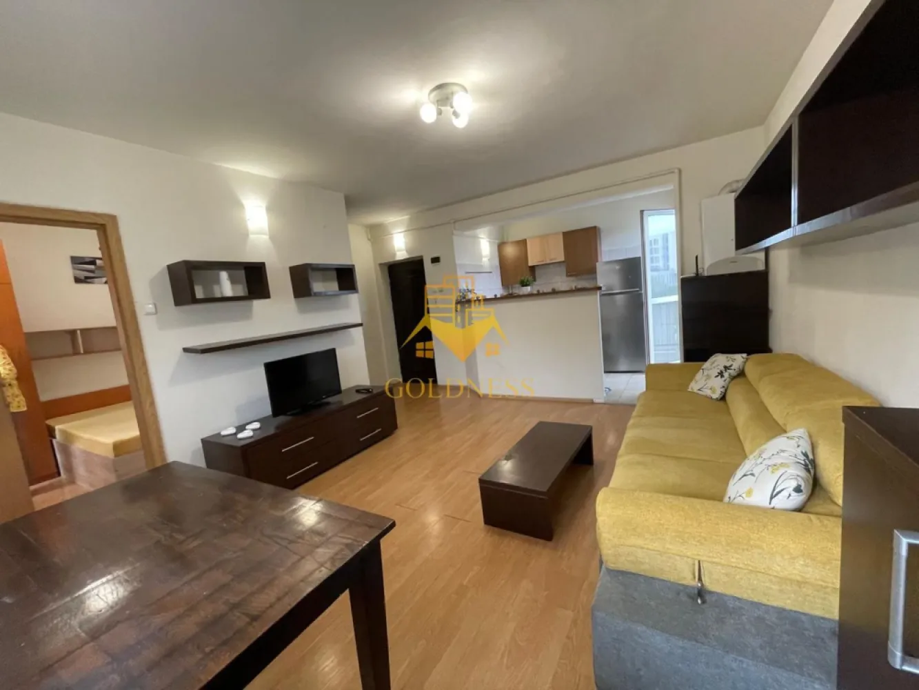 2 camere, parcare, Calea Turzii, Observatorului, UTCN, UMF, D'autore - GOLDNESS Imobiliare vă propune spre închiriere un apartament cu 2 camere complet mobilat și utilat, la etajul 1 într-un imobil de 4 etaje, în Cartierul Zorilor!
Dispune de loc de parcare contracost 50 euro!
Se află în apropierea stațiilor de transport în comun, magazine, restaurante, spații verzi, farmacii, etc. 

Apartamentul este compartimentat astfel:
 - dormitor cu pat matrimonial, dressing, noptiere
 - living cu bucatarie open space complet utilată și mobilată, canapea extensibilă, loc de servit masa 
 - baie cu cada, calorifer port prosop și dulap pentru depozitare.
 - balcon 4 mp.

Imobilul este dotat cu toate cele necesare- centrală proprie, frigider, aragaz, hotă, mașină de spălat haine,etc. 

Dacă sunteți interesați de acest apartament și doriți să îl vizionați, dar și pentru alte oferte nu ezitați să ne contactați telefonic sau prin e-mail. Vă stăm la dispoziție!
Pentru intermediere se percepe un comision de 50% din prețul chiriei!