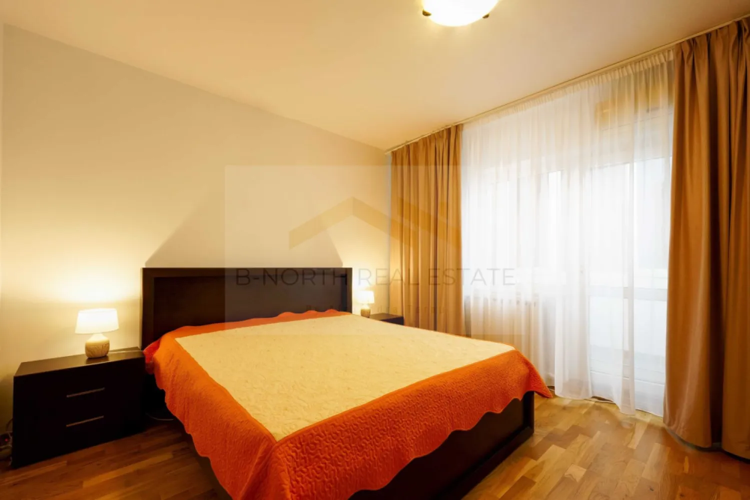 Apartament 2 camere de închiriat | București Mall Vitan | Prima închiriere - B-North Real Estate vă propune spre închiriere un apartament spațios cu 2 camere, situat vis-a-vis de București Mall Vitan, într-o zonă apreciată pentru accesibilitate și proximitatea față de centrul orașului.

Apartamentul este amplasat la etajul 2 al unui imobil construit între anii 1990–2000, are o suprafață utilă de 64 mp și a fost recent renovat, fiind la prima închiriere după amenajare.

Caracteristici principale:

Apartament 2 camere
Compartimentare decomandată
Suprafață utilă: 64 mp
Etaj 2
Prima închiriere după renovare
Complet mobilat și utilat
2 balcoane
Luminos și bine compartimentat

Dotări și beneficii:

Aer condiționat
Televizor
Mașină de spălat rufe
Cadă
Bucătărie complet utilată
Mobilier modern
Spații generoase de depozitare

Avantaje locație:

Vis-a-vis de București Mall Vitan
Acces rapid către Piața Unirii și Nerva Traian
Stații STB în apropiere
Supermarketuri, restaurante, cafenele și farmacii la câțiva pași
Zonă excelentă pentru locuire

Recomandat pentru:

Cupluri
Profesioniști
Persoane singure
Expați

Preț și condiții:

Chirie: 515 euro/lună
Disponibil imediat

Pentru informații suplimentare și programarea unei vizionări, contactați B-North Real Estate.