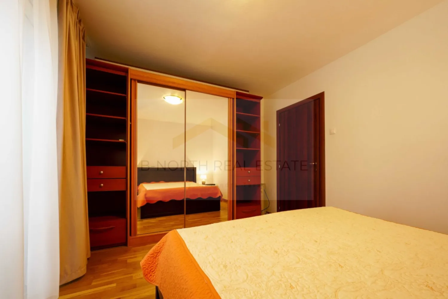 Apartament 2 camere de închiriat | București Mall Vitan | Prima închiriere - B-North Real Estate vă propune spre închiriere un apartament spațios cu 2 camere, situat vis-a-vis de București Mall Vitan, într-o zonă apreciată pentru accesibilitate și proximitatea față de centrul orașului.

Apartamentul este amplasat la etajul 2 al unui imobil construit între anii 1990–2000, are o suprafață utilă de 64 mp și a fost recent renovat, fiind la prima închiriere după amenajare.

Caracteristici principale:

Apartament 2 camere
Compartimentare decomandată
Suprafață utilă: 64 mp
Etaj 2
Prima închiriere după renovare
Complet mobilat și utilat
2 balcoane
Luminos și bine compartimentat

Dotări și beneficii:

Aer condiționat
Televizor
Mașină de spălat rufe
Cadă
Bucătărie complet utilată
Mobilier modern
Spații generoase de depozitare

Avantaje locație:

Vis-a-vis de București Mall Vitan
Acces rapid către Piața Unirii și Nerva Traian
Stații STB în apropiere
Supermarketuri, restaurante, cafenele și farmacii la câțiva pași
Zonă excelentă pentru locuire

Recomandat pentru:

Cupluri
Profesioniști
Persoane singure
Expați

Preț și condiții:

Chirie: 515 euro/lună
Disponibil imediat

Pentru informații suplimentare și programarea unei vizionări, contactați B-North Real Estate.