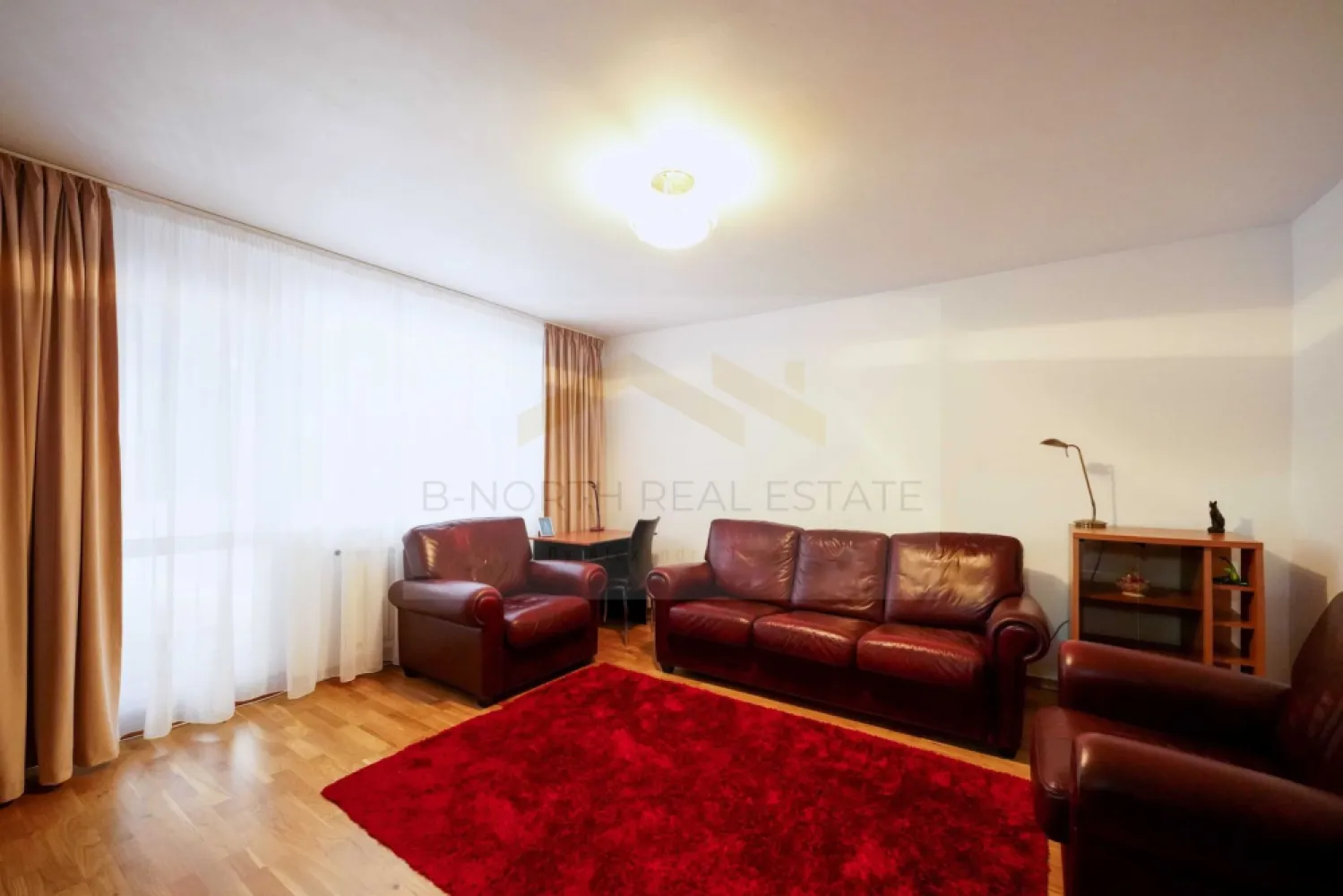 Apartament 2 camere de închiriat | București Mall Vitan | Prima închiriere - B-North Real Estate vă propune spre închiriere un apartament spațios cu 2 camere, situat vis-a-vis de București Mall Vitan, într-o zonă apreciată pentru accesibilitate și proximitatea față de centrul orașului.

Apartamentul este amplasat la etajul 2 al unui imobil construit între anii 1990–2000, are o suprafață utilă de 64 mp și a fost recent renovat, fiind la prima închiriere după amenajare.

Caracteristici principale:

Apartament 2 camere
Compartimentare decomandată
Suprafață utilă: 64 mp
Etaj 2
Prima închiriere după renovare
Complet mobilat și utilat
2 balcoane
Luminos și bine compartimentat

Dotări și beneficii:

Aer condiționat
Televizor
Mașină de spălat rufe
Cadă
Bucătărie complet utilată
Mobilier modern
Spații generoase de depozitare

Avantaje locație:

Vis-a-vis de București Mall Vitan
Acces rapid către Piața Unirii și Nerva Traian
Stații STB în apropiere
Supermarketuri, restaurante, cafenele și farmacii la câțiva pași
Zonă excelentă pentru locuire

Recomandat pentru:

Cupluri
Profesioniști
Persoane singure
Expați

Preț și condiții:

Chirie: 515 euro/lună
Disponibil imediat

Pentru informații suplimentare și programarea unei vizionări, contactați B-North Real Estate.