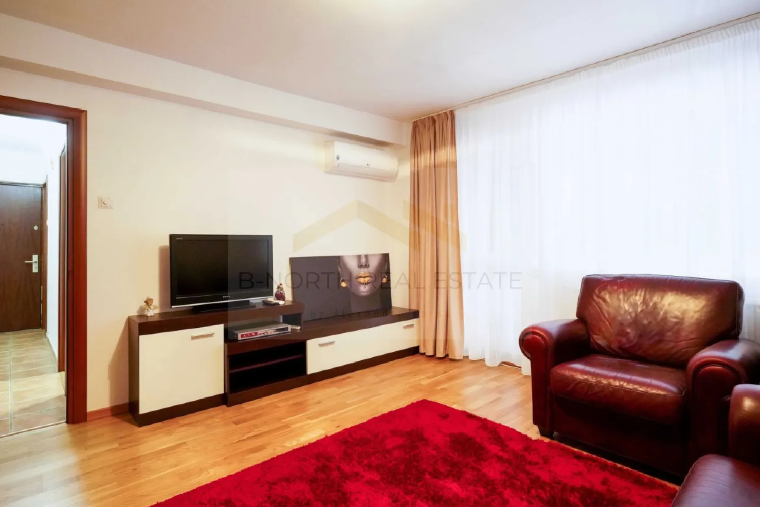 Apartament 2 camere de închiriat | București Mall Vitan | Prima închiriere - B-North Real Estate vă propune spre închiriere un apartament spațios cu 2 camere, situat vis-a-vis de București Mall Vitan, într-o zonă apreciată pentru accesibilitate și proximitatea față de centrul orașului.

Apartamentul este amplasat la etajul 2 al unui imobil construit între anii 1990–2000, are o suprafață utilă de 64 mp și a fost recent renovat, fiind la prima închiriere după amenajare.

Caracteristici principale:

Apartament 2 camere
Compartimentare decomandată
Suprafață utilă: 64 mp
Etaj 2
Prima închiriere după renovare
Complet mobilat și utilat
2 balcoane
Luminos și bine compartimentat

Dotări și beneficii:

Aer condiționat
Televizor
Mașină de spălat rufe
Cadă
Bucătărie complet utilată
Mobilier modern
Spații generoase de depozitare

Avantaje locație:

Vis-a-vis de București Mall Vitan
Acces rapid către Piața Unirii și Nerva Traian
Stații STB în apropiere
Supermarketuri, restaurante, cafenele și farmacii la câțiva pași
Zonă excelentă pentru locuire

Recomandat pentru:

Cupluri
Profesioniști
Persoane singure
Expați

Preț și condiții:

Chirie: 515 euro/lună
Disponibil imediat

Pentru informații suplimentare și programarea unei vizionări, contactați B-North Real Estate.