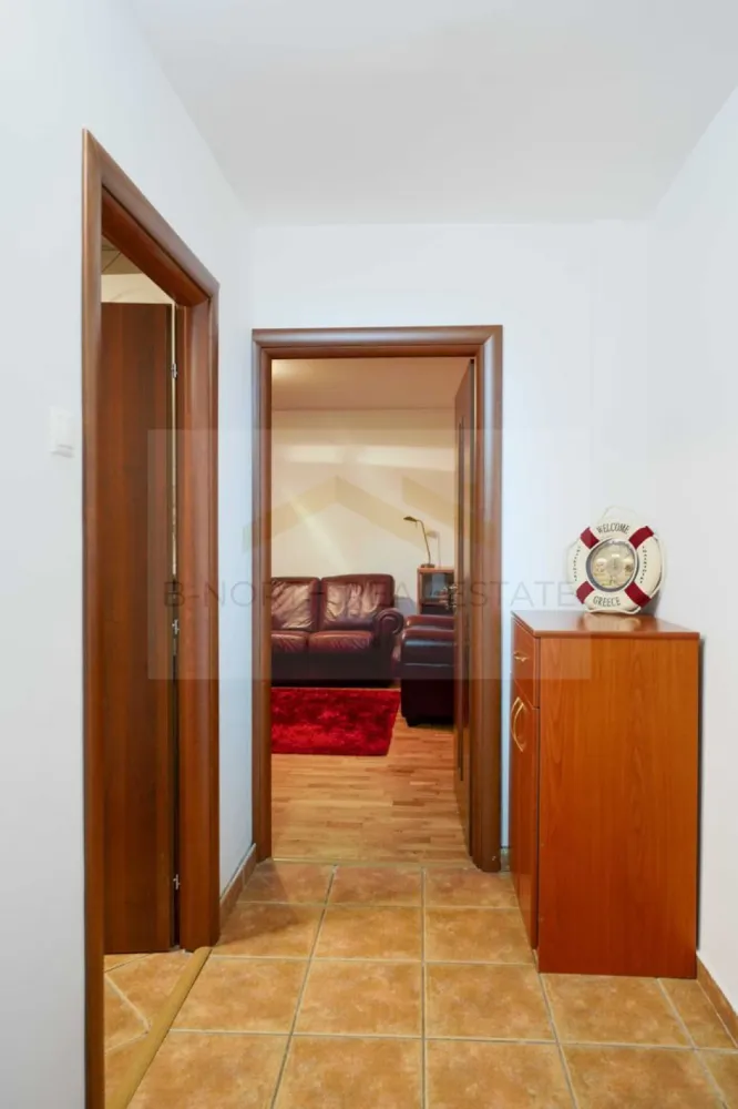Apartament 2 camere de închiriat | București Mall Vitan | Prima închiriere - B-North Real Estate vă propune spre închiriere un apartament spațios cu 2 camere, situat vis-a-vis de București Mall Vitan, într-o zonă apreciată pentru accesibilitate și proximitatea față de centrul orașului.

Apartamentul este amplasat la etajul 2 al unui imobil construit între anii 1990–2000, are o suprafață utilă de 64 mp și a fost recent renovat, fiind la prima închiriere după amenajare.

Caracteristici principale:

Apartament 2 camere
Compartimentare decomandată
Suprafață utilă: 64 mp
Etaj 2
Prima închiriere după renovare
Complet mobilat și utilat
2 balcoane
Luminos și bine compartimentat

Dotări și beneficii:

Aer condiționat
Televizor
Mașină de spălat rufe
Cadă
Bucătărie complet utilată
Mobilier modern
Spații generoase de depozitare

Avantaje locație:

Vis-a-vis de București Mall Vitan
Acces rapid către Piața Unirii și Nerva Traian
Stații STB în apropiere
Supermarketuri, restaurante, cafenele și farmacii la câțiva pași
Zonă excelentă pentru locuire

Recomandat pentru:

Cupluri
Profesioniști
Persoane singure
Expați

Preț și condiții:

Chirie: 515 euro/lună
Disponibil imediat

Pentru informații suplimentare și programarea unei vizionări, contactați B-North Real Estate.