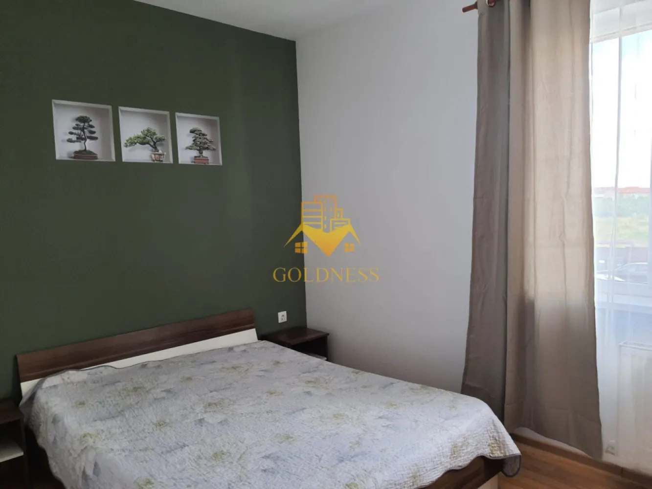 2 camere decomandate, parcare, Calea Turzii, Buna ziua, Zona OMV - GOLDNESS Imobiliare vă propune spre închiriere un apartament cu 2 camere complet mobilat și utilat, la etajul într-un imobil de etaje, în Cartierul Buna Ziua.
Dispune de loc de parcare!
Se află în apropierea stațiilor de transport în comun, magazine, restaurante, spații verzi, farmacii, etc. 

Apartamentul este compartimentat astfel:
 - dormitor cu pat matrimonial, dulap, noptiere
 - camera cu canapea, dulap
 - living cu bucatarie open space complet utilată și mobilată, canapea extensibilă, loc de servit masa 
 - baie cu cada, calorifer port prosop și dulap pentru depozitare.

Imobilul este dotat cu toate cele necesare- centrală proprie, frigider, aragaz, hotă, mașină de spălat haine, etc. 

Dacă sunteți interesați de acest apartament și doriți să îl vizionați, dar și pentru alte oferte nu ezitați să ne contactați telefonic sau prin e-mail. Vă stăm la dispoziție!
Pentru intermediere se percepe un comision de 50% din prețul chiriei!