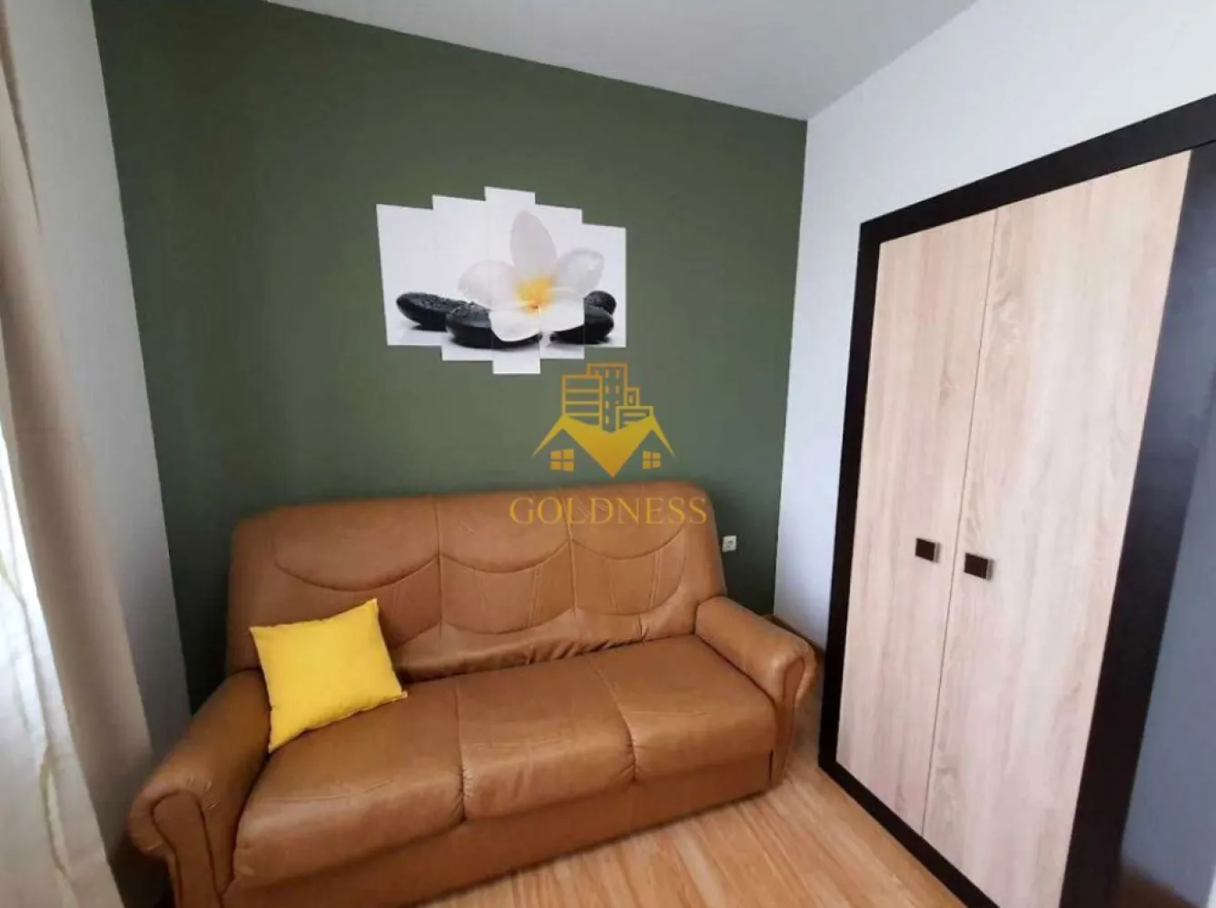 2 camere decomandate, parcare, Calea Turzii, Buna ziua, Zona OMV - GOLDNESS Imobiliare vă propune spre închiriere un apartament cu 2 camere complet mobilat și utilat, la etajul într-un imobil de etaje, în Cartierul Buna Ziua.
Dispune de loc de parcare!
Se află în apropierea stațiilor de transport în comun, magazine, restaurante, spații verzi, farmacii, etc. 

Apartamentul este compartimentat astfel:
 - dormitor cu pat matrimonial, dulap, noptiere
 - camera cu canapea, dulap
 - living cu bucatarie open space complet utilată și mobilată, canapea extensibilă, loc de servit masa 
 - baie cu cada, calorifer port prosop și dulap pentru depozitare.

Imobilul este dotat cu toate cele necesare- centrală proprie, frigider, aragaz, hotă, mașină de spălat haine, etc. 

Dacă sunteți interesați de acest apartament și doriți să îl vizionați, dar și pentru alte oferte nu ezitați să ne contactați telefonic sau prin e-mail. Vă stăm la dispoziție!
Pentru intermediere se percepe un comision de 50% din prețul chiriei!