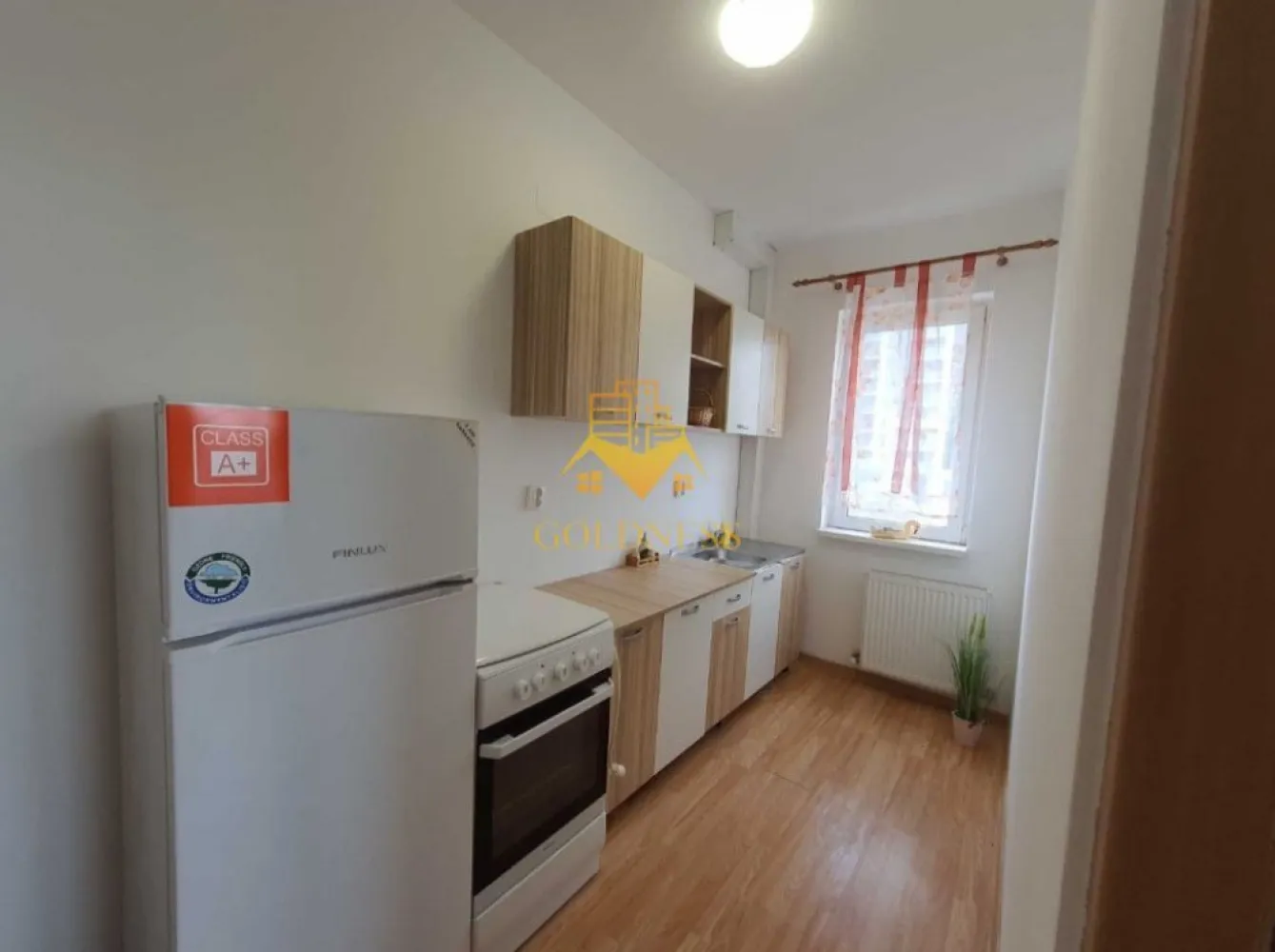 2 camere decomandate, parcare, Calea Turzii, Buna ziua, Zona OMV - GOLDNESS Imobiliare vă propune spre închiriere un apartament cu 2 camere complet mobilat și utilat, la etajul într-un imobil de etaje, în Cartierul Buna Ziua.
Dispune de loc de parcare!
Se află în apropierea stațiilor de transport în comun, magazine, restaurante, spații verzi, farmacii, etc. 

Apartamentul este compartimentat astfel:
 - dormitor cu pat matrimonial, dulap, noptiere
 - camera cu canapea, dulap
 - living cu bucatarie open space complet utilată și mobilată, canapea extensibilă, loc de servit masa 
 - baie cu cada, calorifer port prosop și dulap pentru depozitare.

Imobilul este dotat cu toate cele necesare- centrală proprie, frigider, aragaz, hotă, mașină de spălat haine, etc. 

Dacă sunteți interesați de acest apartament și doriți să îl vizionați, dar și pentru alte oferte nu ezitați să ne contactați telefonic sau prin e-mail. Vă stăm la dispoziție!
Pentru intermediere se percepe un comision de 50% din prețul chiriei!
