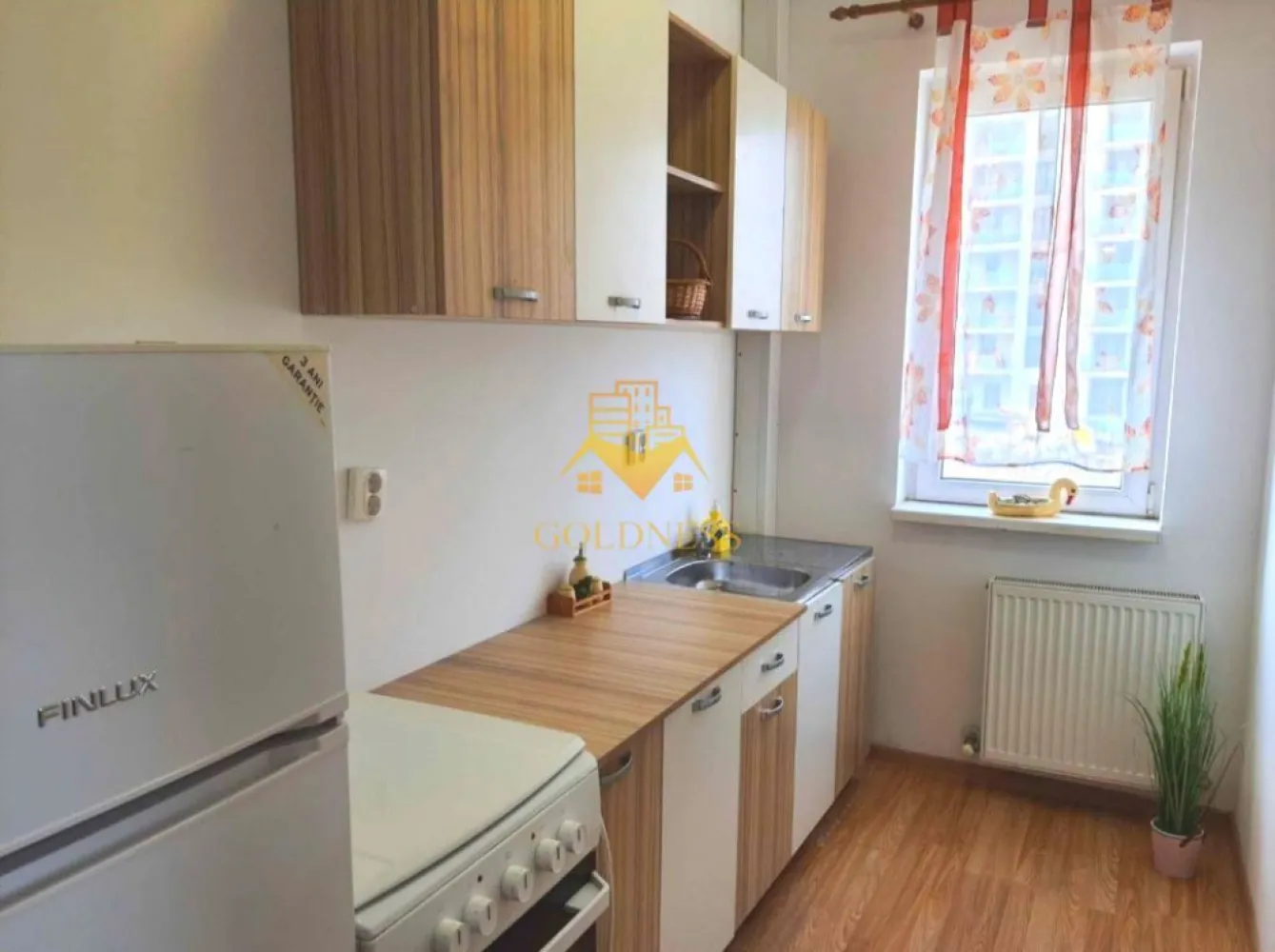 2 camere decomandate, parcare, Calea Turzii, Buna ziua, Zona OMV - GOLDNESS Imobiliare vă propune spre închiriere un apartament cu 2 camere complet mobilat și utilat, la etajul într-un imobil de etaje, în Cartierul Buna Ziua.
Dispune de loc de parcare!
Se află în apropierea stațiilor de transport în comun, magazine, restaurante, spații verzi, farmacii, etc. 

Apartamentul este compartimentat astfel:
 - dormitor cu pat matrimonial, dulap, noptiere
 - camera cu canapea, dulap
 - living cu bucatarie open space complet utilată și mobilată, canapea extensibilă, loc de servit masa 
 - baie cu cada, calorifer port prosop și dulap pentru depozitare.

Imobilul este dotat cu toate cele necesare- centrală proprie, frigider, aragaz, hotă, mașină de spălat haine, etc. 

Dacă sunteți interesați de acest apartament și doriți să îl vizionați, dar și pentru alte oferte nu ezitați să ne contactați telefonic sau prin e-mail. Vă stăm la dispoziție!
Pentru intermediere se percepe un comision de 50% din prețul chiriei!