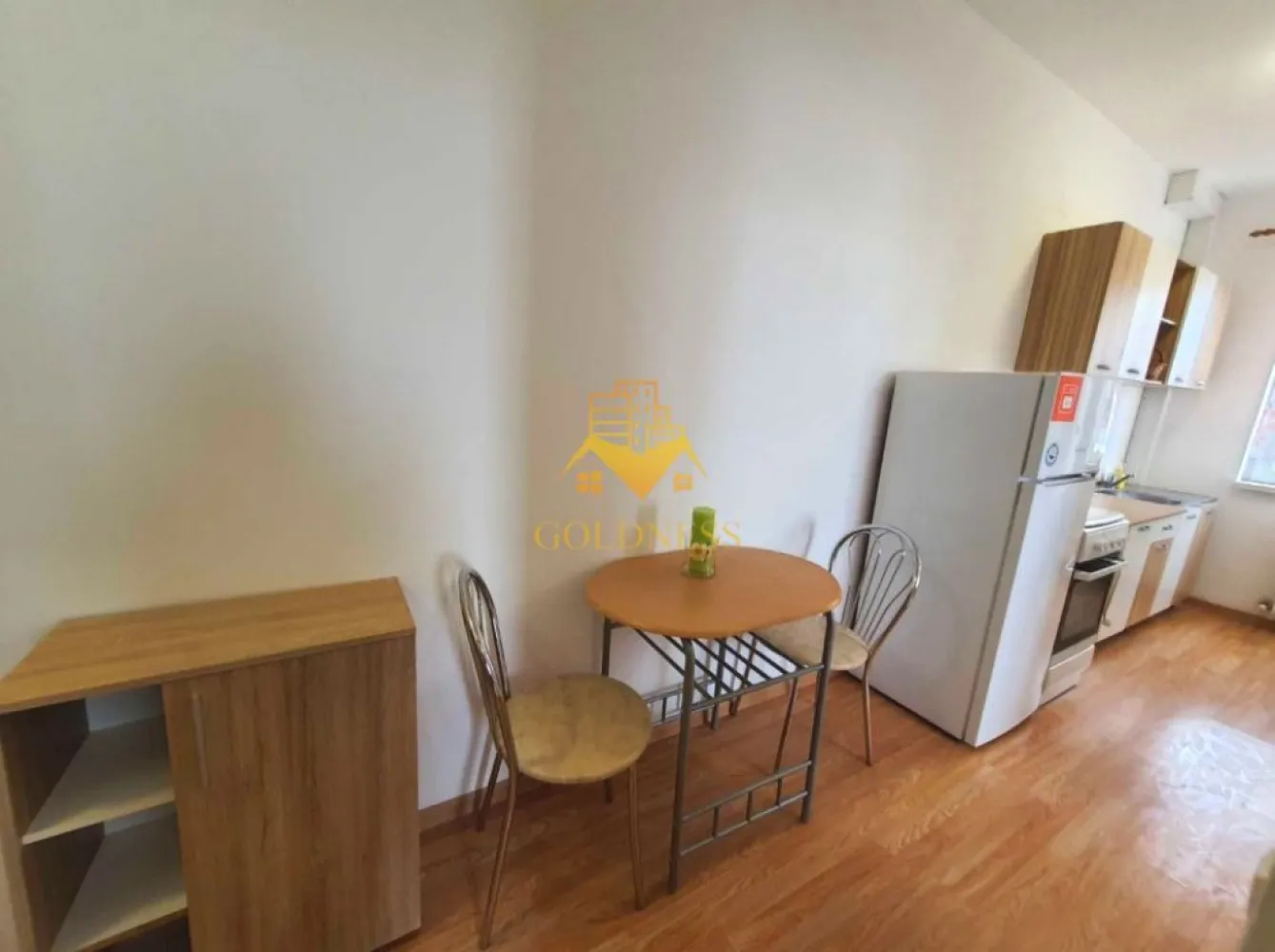 2 camere decomandate, parcare, Calea Turzii, Buna ziua, Zona OMV - GOLDNESS Imobiliare vă propune spre închiriere un apartament cu 2 camere complet mobilat și utilat, la etajul într-un imobil de etaje, în Cartierul Buna Ziua.
Dispune de loc de parcare!
Se află în apropierea stațiilor de transport în comun, magazine, restaurante, spații verzi, farmacii, etc. 

Apartamentul este compartimentat astfel:
 - dormitor cu pat matrimonial, dulap, noptiere
 - camera cu canapea, dulap
 - living cu bucatarie open space complet utilată și mobilată, canapea extensibilă, loc de servit masa 
 - baie cu cada, calorifer port prosop și dulap pentru depozitare.

Imobilul este dotat cu toate cele necesare- centrală proprie, frigider, aragaz, hotă, mașină de spălat haine, etc. 

Dacă sunteți interesați de acest apartament și doriți să îl vizionați, dar și pentru alte oferte nu ezitați să ne contactați telefonic sau prin e-mail. Vă stăm la dispoziție!
Pentru intermediere se percepe un comision de 50% din prețul chiriei!