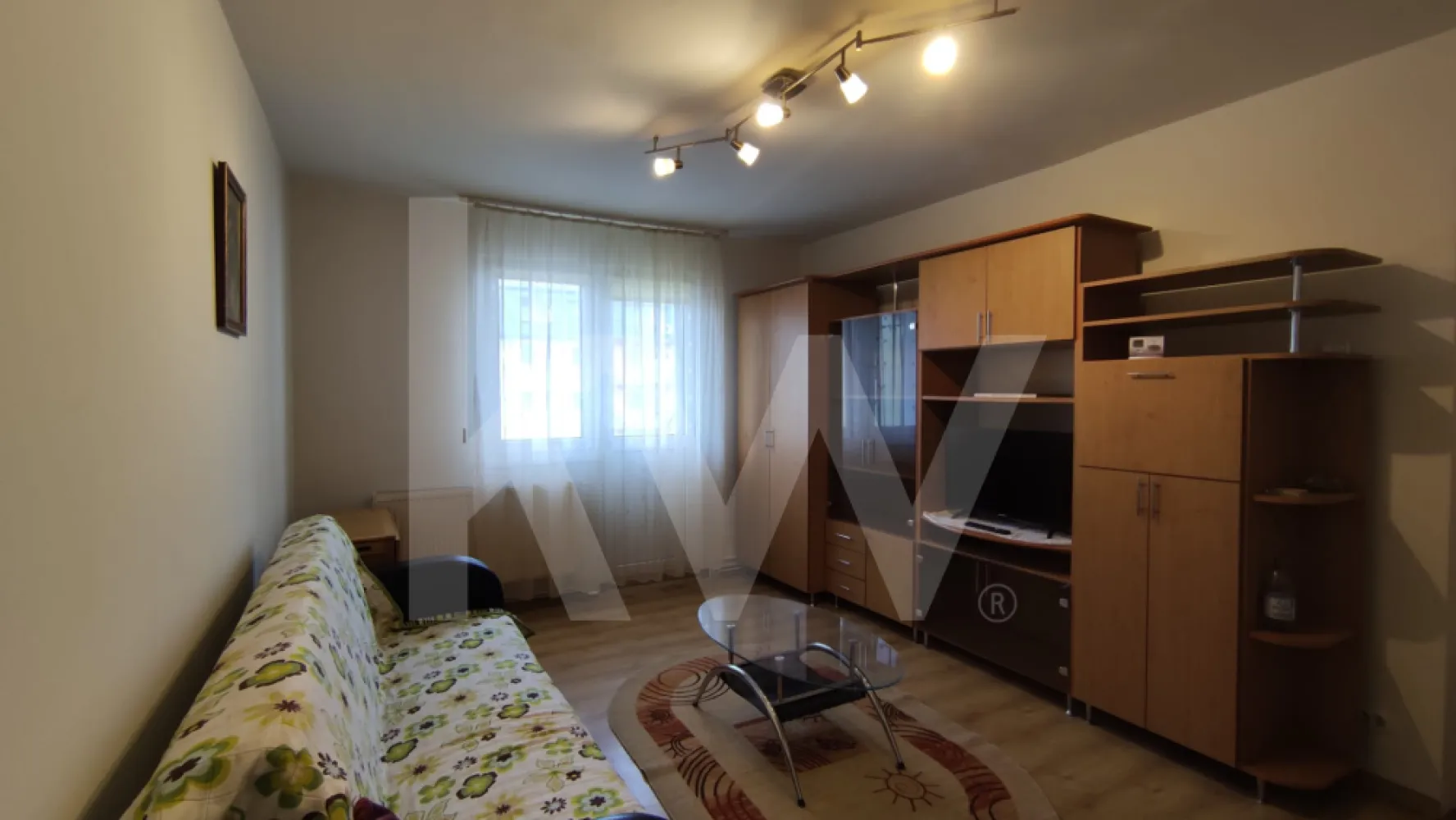 Apartament 2 camere · Str. Rahova · 50 mp · Etaj 4 - Oferim spre închiriere apartament cu 2 camere, situat pe str. Rahova, într-o zonă rezidențială liniștită, la câteva minute de Piața Rahova. Etaj 4, compartimentare semidecomandat, bucătărie separată.
Baia este finisată modern cu duș walk-in. Balconul oferă un spațiu de relaxare, iar pivnița asigură spațiu util de depozitare. Loc de parcare disponibil lângă bloc.
Caracteristici: dormitor · living · baie cu duș walk-in · bucătărie separată · balcon · pivniță · loc de parcare · semidecomandat
Vecinătăți: piață · școală · stații de autobuz · farmacii · magazine · zonă liniștită
Condiții: nu se acceptă animale de companie