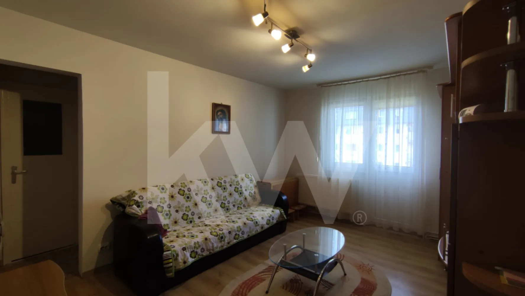 Apartament 2 camere · Str. Rahova · 50 mp · Etaj 4 - Oferim spre închiriere apartament cu 2 camere, situat pe str. Rahova, într-o zonă rezidențială liniștită, la câteva minute de Piața Rahova. Etaj 4, compartimentare semidecomandat, bucătărie separată.
Baia este finisată modern cu duș walk-in. Balconul oferă un spațiu de relaxare, iar pivnița asigură spațiu util de depozitare. Loc de parcare disponibil lângă bloc.
Caracteristici: dormitor · living · baie cu duș walk-in · bucătărie separată · balcon · pivniță · loc de parcare · semidecomandat
Vecinătăți: piață · școală · stații de autobuz · farmacii · magazine · zonă liniștită
Condiții: nu se acceptă animale de companie