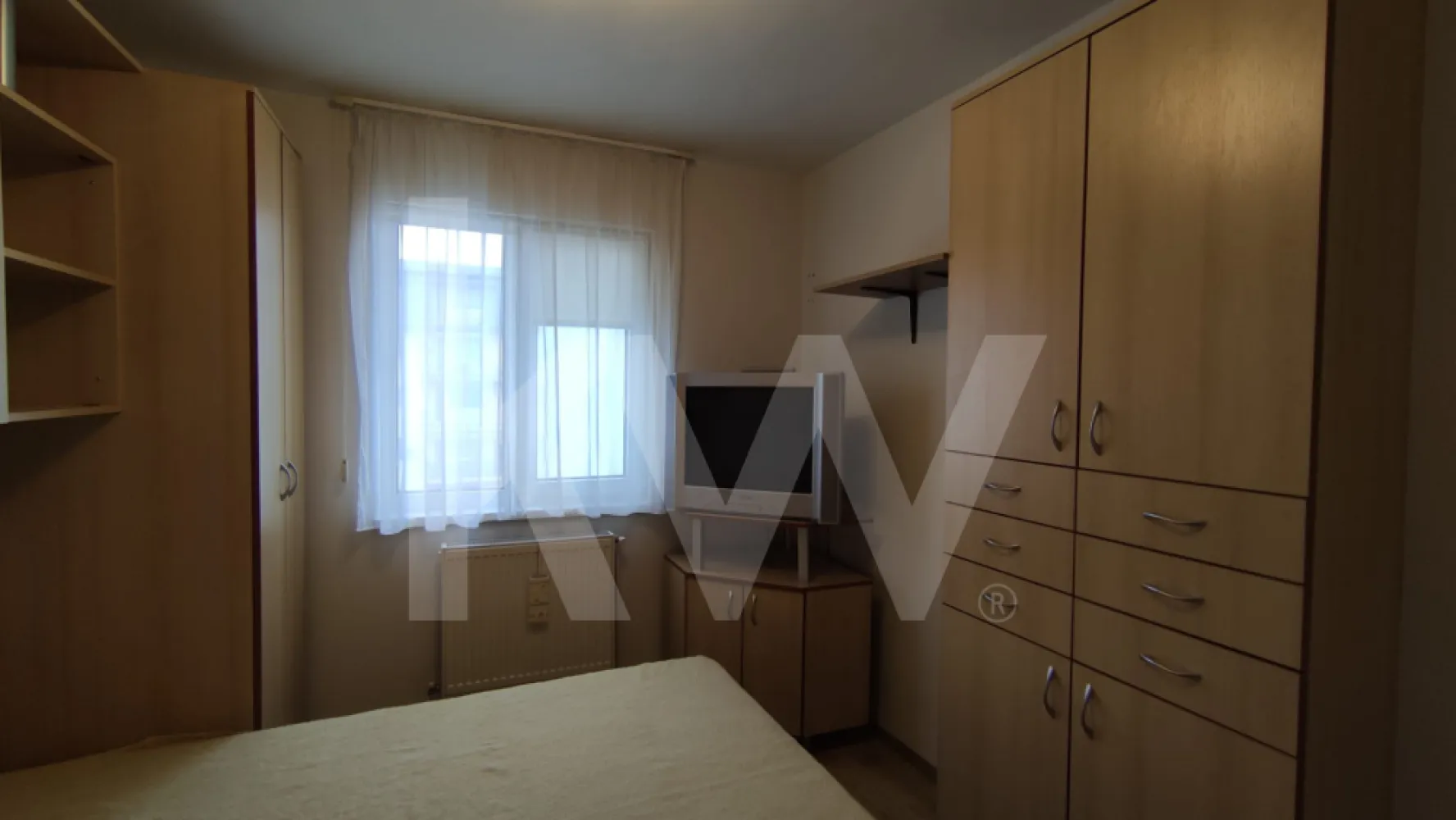 Apartament 2 camere · Str. Rahova · 50 mp · Etaj 4 - Oferim spre închiriere apartament cu 2 camere, situat pe str. Rahova, într-o zonă rezidențială liniștită, la câteva minute de Piața Rahova. Etaj 4, compartimentare semidecomandat, bucătărie separată.
Baia este finisată modern cu duș walk-in. Balconul oferă un spațiu de relaxare, iar pivnița asigură spațiu util de depozitare. Loc de parcare disponibil lângă bloc.
Caracteristici: dormitor · living · baie cu duș walk-in · bucătărie separată · balcon · pivniță · loc de parcare · semidecomandat
Vecinătăți: piață · școală · stații de autobuz · farmacii · magazine · zonă liniștită
Condiții: nu se acceptă animale de companie