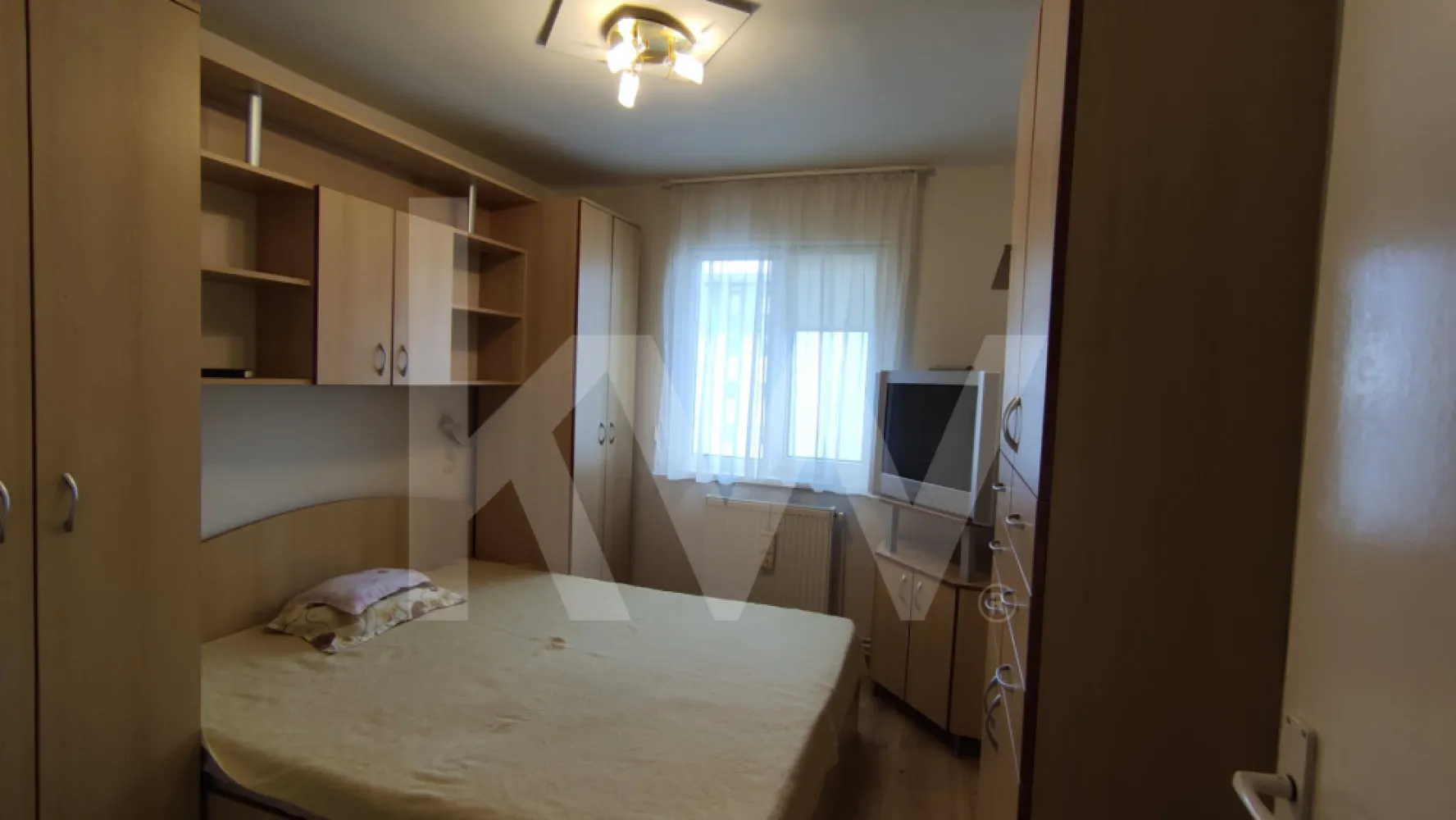 Apartament 2 camere · Str. Rahova · 50 mp · Etaj 4 - Oferim spre închiriere apartament cu 2 camere, situat pe str. Rahova, într-o zonă rezidențială liniștită, la câteva minute de Piața Rahova. Etaj 4, compartimentare semidecomandat, bucătărie separată.
Baia este finisată modern cu duș walk-in. Balconul oferă un spațiu de relaxare, iar pivnița asigură spațiu util de depozitare. Loc de parcare disponibil lângă bloc.
Caracteristici: dormitor · living · baie cu duș walk-in · bucătărie separată · balcon · pivniță · loc de parcare · semidecomandat
Vecinătăți: piață · școală · stații de autobuz · farmacii · magazine · zonă liniștită
Condiții: nu se acceptă animale de companie