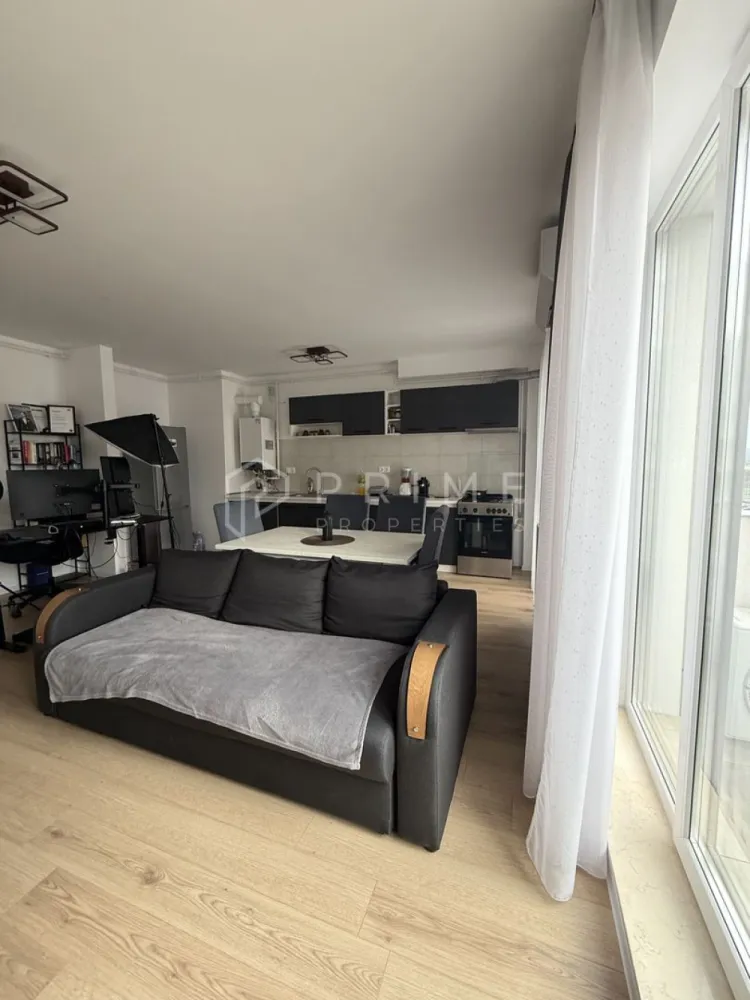 Apartament modern și luminos în Maurer Residence - Vă propunem spre vânzare un apartament modern și luminos, situat într-unul dintre cele mai apreciate cartiere rezidențiale din oraș, Maurer Residence.

Cu o suprafață utilă de 55 mp, locuința este compartimentată inteligent, fără spații irosite:
Living generos cu bucătărie open space
Dormitor
Baie
Hol de acces
Balcon ideal pentru momentele de relaxare

Poziționat la etajul 5 din 6, apartamentul beneficiază de lumină naturală din plin, datorită etajului și orientării care permite soarelui să pătrundă în a doua parte a zilei, creând o atmosferă caldă și primitoare.

Dotări și beneficii:
Se vinde complet mobilat și utilat, fiind pregătit la cheie pentru mutare imediată, fără investiții suplimentare.
Ideal atât pentru locuință proprie, cât și pentru investiție.
Dotat cu aer condiționat pentru confort optim în orice sezon.
Beneficiază de boxă la demisol, ideală pentru depozitare suplimentară.

Localizare:
Amplasarea este un real avantaj, fiind aproape de toate facilitățile necesare: Lidl aproape lângă bloc, alte magazine, farmacii, restaurante, zone verzi și acces facil către punctele de interes ale orașului.

Promisiunea Prime Properties: La Prime Properties, fiecare tranzacție este susținută de expertiză și strategie. Nu vindem doar locuințe, ci oferim siguranță și soluții adaptate stilului tău de viață. Dacă această proprietate nu corespunde nevoilor dumneavoastră, lăsați-ne să găsim alternativa potrivită.

📞 Pentru mai multe detalii sau programarea unei vizionări, te rugăm să ne contactezi.