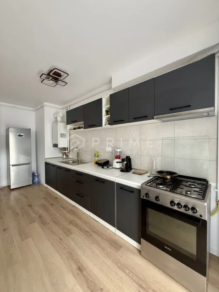 Apartament modern și luminos în Maurer Residence - Vă propunem spre vânzare un apartament modern și luminos, situat într-unul dintre cele mai apreciate cartiere rezidențiale din oraș, Maurer Residence.

Cu o suprafață utilă de 55 mp, locuința este compartimentată inteligent, fără spații irosite:
Living generos cu bucătărie open space
Dormitor
Baie
Hol de acces
Balcon ideal pentru momentele de relaxare

Poziționat la etajul 5 din 6, apartamentul beneficiază de lumină naturală din plin, datorită etajului și orientării care permite soarelui să pătrundă în a doua parte a zilei, creând o atmosferă caldă și primitoare.

Dotări și beneficii:
Se vinde complet mobilat și utilat, fiind pregătit la cheie pentru mutare imediată, fără investiții suplimentare.
Ideal atât pentru locuință proprie, cât și pentru investiție.
Dotat cu aer condiționat pentru confort optim în orice sezon.
Beneficiază de boxă la demisol, ideală pentru depozitare suplimentară.

Localizare:
Amplasarea este un real avantaj, fiind aproape de toate facilitățile necesare: Lidl aproape lângă bloc, alte magazine, farmacii, restaurante, zone verzi și acces facil către punctele de interes ale orașului.

Promisiunea Prime Properties: La Prime Properties, fiecare tranzacție este susținută de expertiză și strategie. Nu vindem doar locuințe, ci oferim siguranță și soluții adaptate stilului tău de viață. Dacă această proprietate nu corespunde nevoilor dumneavoastră, lăsați-ne să găsim alternativa potrivită.

📞 Pentru mai multe detalii sau programarea unei vizionări, te rugăm să ne contactezi.