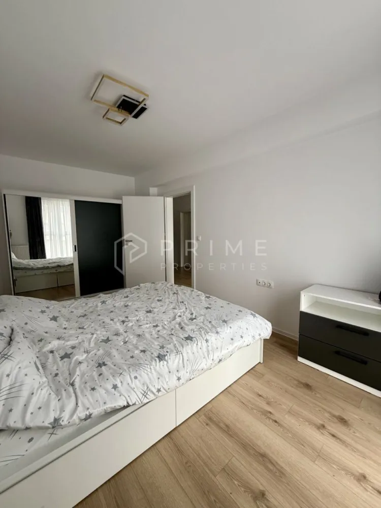 Apartament modern și luminos în Maurer Residence - Vă propunem spre vânzare un apartament modern și luminos, situat într-unul dintre cele mai apreciate cartiere rezidențiale din oraș, Maurer Residence.

Cu o suprafață utilă de 55 mp, locuința este compartimentată inteligent, fără spații irosite:
Living generos cu bucătărie open space
Dormitor
Baie
Hol de acces
Balcon ideal pentru momentele de relaxare

Poziționat la etajul 5 din 6, apartamentul beneficiază de lumină naturală din plin, datorită etajului și orientării care permite soarelui să pătrundă în a doua parte a zilei, creând o atmosferă caldă și primitoare.

Dotări și beneficii:
Se vinde complet mobilat și utilat, fiind pregătit la cheie pentru mutare imediată, fără investiții suplimentare.
Ideal atât pentru locuință proprie, cât și pentru investiție.
Dotat cu aer condiționat pentru confort optim în orice sezon.
Beneficiază de boxă la demisol, ideală pentru depozitare suplimentară.

Localizare:
Amplasarea este un real avantaj, fiind aproape de toate facilitățile necesare: Lidl aproape lângă bloc, alte magazine, farmacii, restaurante, zone verzi și acces facil către punctele de interes ale orașului.

Promisiunea Prime Properties: La Prime Properties, fiecare tranzacție este susținută de expertiză și strategie. Nu vindem doar locuințe, ci oferim siguranță și soluții adaptate stilului tău de viață. Dacă această proprietate nu corespunde nevoilor dumneavoastră, lăsați-ne să găsim alternativa potrivită.

📞 Pentru mai multe detalii sau programarea unei vizionări, te rugăm să ne contactezi.