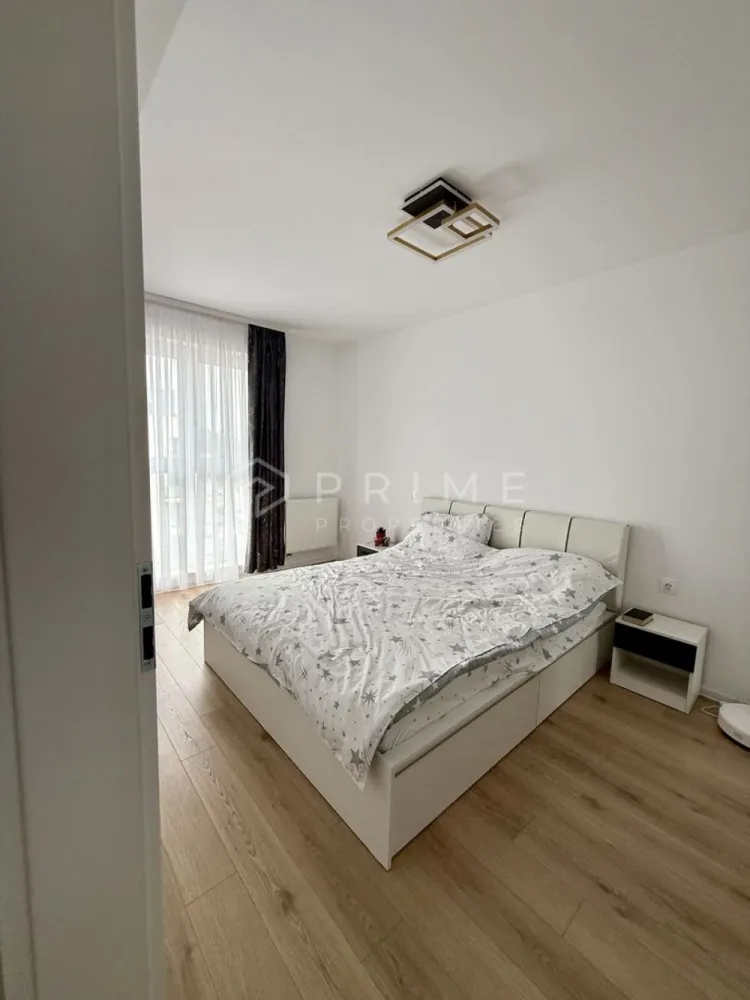 Apartament modern și luminos în Maurer Residence - Vă propunem spre vânzare un apartament modern și luminos, situat într-unul dintre cele mai apreciate cartiere rezidențiale din oraș, Maurer Residence.

Cu o suprafață utilă de 55 mp, locuința este compartimentată inteligent, fără spații irosite:
Living generos cu bucătărie open space
Dormitor
Baie
Hol de acces
Balcon ideal pentru momentele de relaxare

Poziționat la etajul 5 din 6, apartamentul beneficiază de lumină naturală din plin, datorită etajului și orientării care permite soarelui să pătrundă în a doua parte a zilei, creând o atmosferă caldă și primitoare.

Dotări și beneficii:
Se vinde complet mobilat și utilat, fiind pregătit la cheie pentru mutare imediată, fără investiții suplimentare.
Ideal atât pentru locuință proprie, cât și pentru investiție.
Dotat cu aer condiționat pentru confort optim în orice sezon.
Beneficiază de boxă la demisol, ideală pentru depozitare suplimentară.

Localizare:
Amplasarea este un real avantaj, fiind aproape de toate facilitățile necesare: Lidl aproape lângă bloc, alte magazine, farmacii, restaurante, zone verzi și acces facil către punctele de interes ale orașului.

Promisiunea Prime Properties: La Prime Properties, fiecare tranzacție este susținută de expertiză și strategie. Nu vindem doar locuințe, ci oferim siguranță și soluții adaptate stilului tău de viață. Dacă această proprietate nu corespunde nevoilor dumneavoastră, lăsați-ne să găsim alternativa potrivită.

📞 Pentru mai multe detalii sau programarea unei vizionări, te rugăm să ne contactezi.