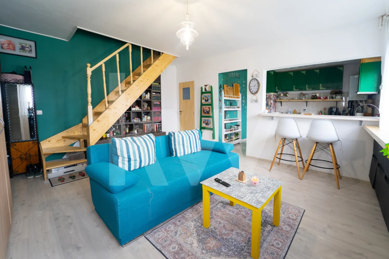 Apartament tip mansardă | 75 mp | Zonă Cedonia - Nu toată lumea caută un apartament. Unii caută un loc care să îi reprezinte.

Această mansardă pe două niveluri din Cedonia este pentru cei care își doresc mai mult decât un spațiu de locuit. Este pentru oamenii care apreciază lumina naturală, compartimentările atipice și atmosfera caldă pe care doar o locuință de tip duplex o poate oferi.

La primul nivel, zona de zi reunește livingul și bucătăria într-un spațiu deschis, aerisit și primitor, perfect pentru seri liniștite acasă, întâlniri cu prietenii sau dimineți în care lucrezi de la laptop cu o cafea în față. Baia completează funcțional acest nivel.

La etaj găsești două camere semidecomandate, ideale pentru un dormitor matrimonial și un birou dedicat, un dressing generos sau chiar camera unui viitor copil.

Cu o suprafață utilă de 75 mp și o compartimentare diferită de ceea ce găsești în mod obișnuit pe piață, proprietatea oferă acel sentiment de „acasă” pe care îl recunoști imediat când intri.

Apartamentul se vinde parțial mobilat și utilat, astfel încât te poți muta rapid și îți poți personaliza noua locuință după propriul stil.

Poziționat în Cedonia, unul dintre cele mai apreciate cartiere ale Sibiului, ai acces rapid la transport public, magazine, școli, Parcul Sub Arini și centrul orașului, fără să renunți la liniștea unei zone rezidențiale mature.

Este alegerea potrivită pentru cupluri tinere, profesioniști care lucrează hibrid sau pentru cei care caută o locuință cu personalitate, într-o zonă care își păstrează valoarea în timp.

Programează o vizionare și descoperă dacă este locul în care te vezi trăind următorii ani.