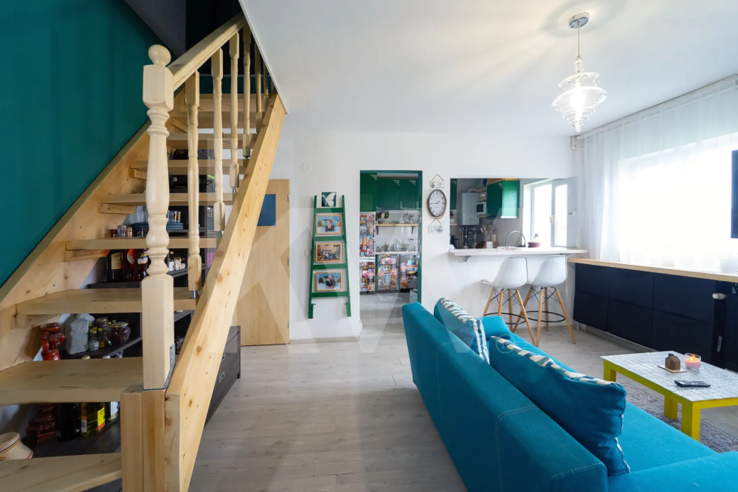 Apartament tip mansardă | 75 mp | Zonă Cedonia - Nu toată lumea caută un apartament. Unii caută un loc care să îi reprezinte.

Această mansardă pe două niveluri din Cedonia este pentru cei care își doresc mai mult decât un spațiu de locuit. Este pentru oamenii care apreciază lumina naturală, compartimentările atipice și atmosfera caldă pe care doar o locuință de tip duplex o poate oferi.

La primul nivel, zona de zi reunește livingul și bucătăria într-un spațiu deschis, aerisit și primitor, perfect pentru seri liniștite acasă, întâlniri cu prietenii sau dimineți în care lucrezi de la laptop cu o cafea în față. Baia completează funcțional acest nivel.

La etaj găsești două camere semidecomandate, ideale pentru un dormitor matrimonial și un birou dedicat, un dressing generos sau chiar camera unui viitor copil.

Cu o suprafață utilă de 75 mp și o compartimentare diferită de ceea ce găsești în mod obișnuit pe piață, proprietatea oferă acel sentiment de „acasă” pe care îl recunoști imediat când intri.

Apartamentul se vinde parțial mobilat și utilat, astfel încât te poți muta rapid și îți poți personaliza noua locuință după propriul stil.

Poziționat în Cedonia, unul dintre cele mai apreciate cartiere ale Sibiului, ai acces rapid la transport public, magazine, școli, Parcul Sub Arini și centrul orașului, fără să renunți la liniștea unei zone rezidențiale mature.

Este alegerea potrivită pentru cupluri tinere, profesioniști care lucrează hibrid sau pentru cei care caută o locuință cu personalitate, într-o zonă care își păstrează valoarea în timp.

Programează o vizionare și descoperă dacă este locul în care te vezi trăind următorii ani.