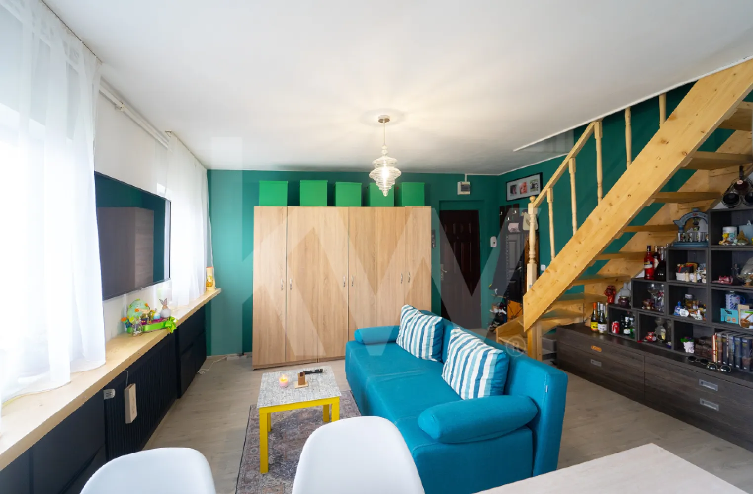 Apartament tip mansardă | 75 mp | Zonă Cedonia - Nu toată lumea caută un apartament. Unii caută un loc care să îi reprezinte.

Această mansardă pe două niveluri din Cedonia este pentru cei care își doresc mai mult decât un spațiu de locuit. Este pentru oamenii care apreciază lumina naturală, compartimentările atipice și atmosfera caldă pe care doar o locuință de tip duplex o poate oferi.

La primul nivel, zona de zi reunește livingul și bucătăria într-un spațiu deschis, aerisit și primitor, perfect pentru seri liniștite acasă, întâlniri cu prietenii sau dimineți în care lucrezi de la laptop cu o cafea în față. Baia completează funcțional acest nivel.

La etaj găsești două camere semidecomandate, ideale pentru un dormitor matrimonial și un birou dedicat, un dressing generos sau chiar camera unui viitor copil.

Cu o suprafață utilă de 75 mp și o compartimentare diferită de ceea ce găsești în mod obișnuit pe piață, proprietatea oferă acel sentiment de „acasă” pe care îl recunoști imediat când intri.

Apartamentul se vinde parțial mobilat și utilat, astfel încât te poți muta rapid și îți poți personaliza noua locuință după propriul stil.

Poziționat în Cedonia, unul dintre cele mai apreciate cartiere ale Sibiului, ai acces rapid la transport public, magazine, școli, Parcul Sub Arini și centrul orașului, fără să renunți la liniștea unei zone rezidențiale mature.

Este alegerea potrivită pentru cupluri tinere, profesioniști care lucrează hibrid sau pentru cei care caută o locuință cu personalitate, într-o zonă care își păstrează valoarea în timp.

Programează o vizionare și descoperă dacă este locul în care te vezi trăind următorii ani.
