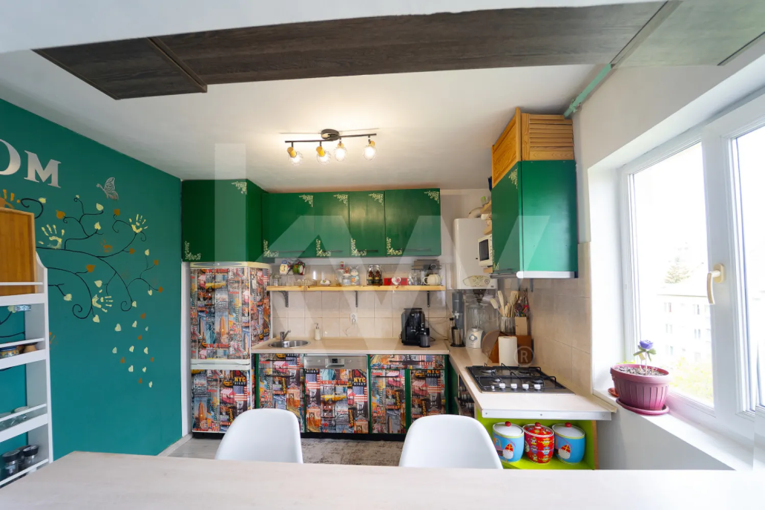 Apartament tip mansardă | 75 mp | Zonă Cedonia - Nu toată lumea caută un apartament. Unii caută un loc care să îi reprezinte.

Această mansardă pe două niveluri din Cedonia este pentru cei care își doresc mai mult decât un spațiu de locuit. Este pentru oamenii care apreciază lumina naturală, compartimentările atipice și atmosfera caldă pe care doar o locuință de tip duplex o poate oferi.

La primul nivel, zona de zi reunește livingul și bucătăria într-un spațiu deschis, aerisit și primitor, perfect pentru seri liniștite acasă, întâlniri cu prietenii sau dimineți în care lucrezi de la laptop cu o cafea în față. Baia completează funcțional acest nivel.

La etaj găsești două camere semidecomandate, ideale pentru un dormitor matrimonial și un birou dedicat, un dressing generos sau chiar camera unui viitor copil.

Cu o suprafață utilă de 75 mp și o compartimentare diferită de ceea ce găsești în mod obișnuit pe piață, proprietatea oferă acel sentiment de „acasă” pe care îl recunoști imediat când intri.

Apartamentul se vinde parțial mobilat și utilat, astfel încât te poți muta rapid și îți poți personaliza noua locuință după propriul stil.

Poziționat în Cedonia, unul dintre cele mai apreciate cartiere ale Sibiului, ai acces rapid la transport public, magazine, școli, Parcul Sub Arini și centrul orașului, fără să renunți la liniștea unei zone rezidențiale mature.

Este alegerea potrivită pentru cupluri tinere, profesioniști care lucrează hibrid sau pentru cei care caută o locuință cu personalitate, într-o zonă care își păstrează valoarea în timp.

Programează o vizionare și descoperă dacă este locul în care te vezi trăind următorii ani.