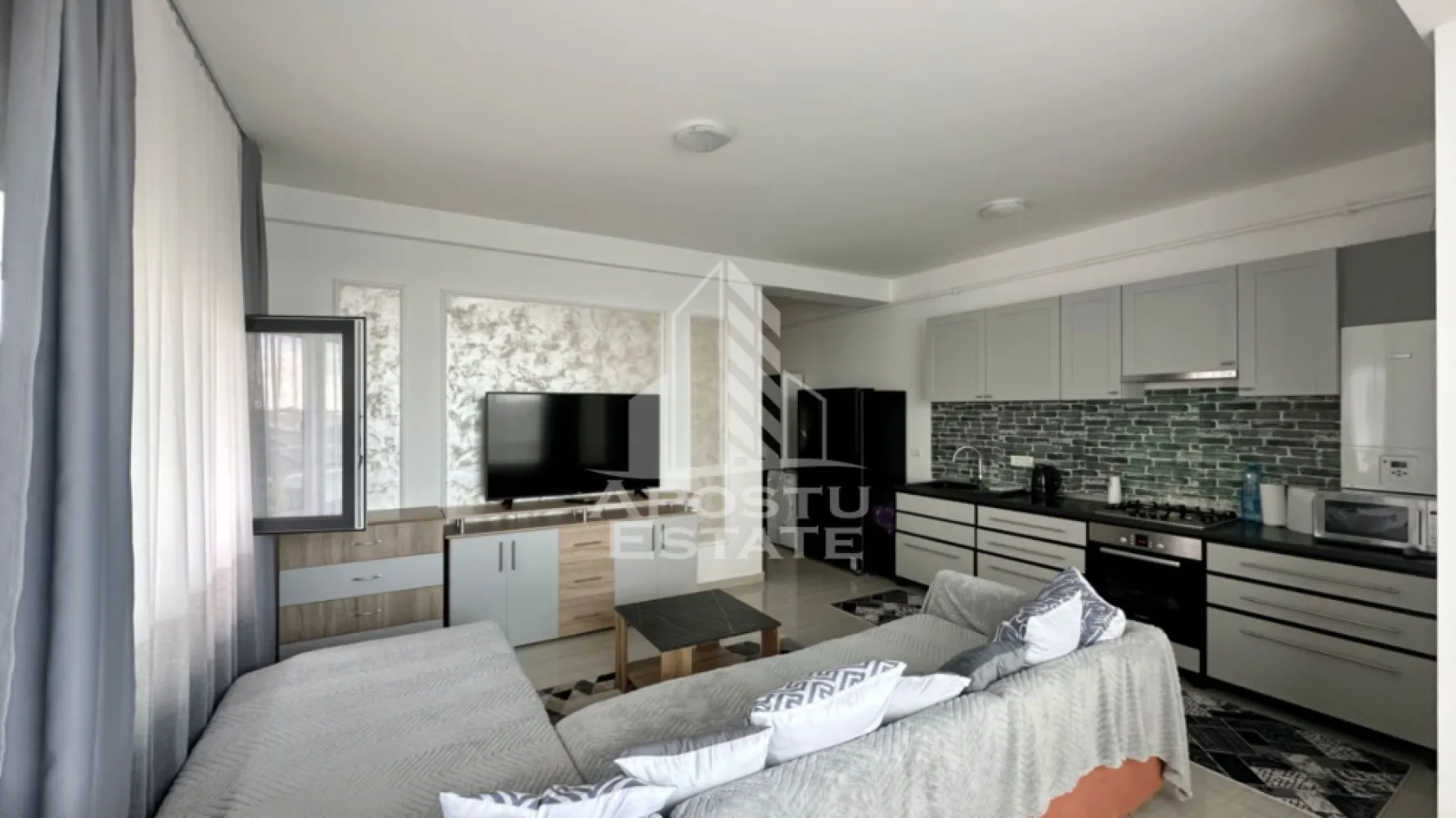 Apartament de vanzare cu 2 camere, Dumbravita - APOSTU ESTATE va propune spre vanzare un apartament modern cu 2 camere, situat intr-un imobil nou din Dumbravita, intr-o zona apreciata si linistita, in imediata apropiere a magazinului Profi de pe Bulevardul Petre Tutea. Proprietatea beneficiaza de acces facil catre principalele puncte de interes, scoli, gradinite, magazine si mijloace de transport.

Apartamentul dispune de o suprafata utila de 55 mp, la care se adauga un balcon, fiind compartimentat eficient pentru a oferi confort si functionalitate.

Compartimentare:

hol de acces cu dressing;
living spatios cu bucatarie open-space;
dormitor;
baie cu cada;
balcon cu acces din living.

Locuinta se remarca prin compartimentarea practica, finisajele moderne si luminozitatea naturala oferita de suprafetele vitrate generoase.

Datorita amplasarii excelente si a pozitionarii intr-un bloc nou, apartamentul reprezinta alegerea ideala atat pentru locuit, cat si pentru investitie.

Pentru mai multe informatii sau pentru programarea unei vizionari, va stam cu drag la dispozitie!