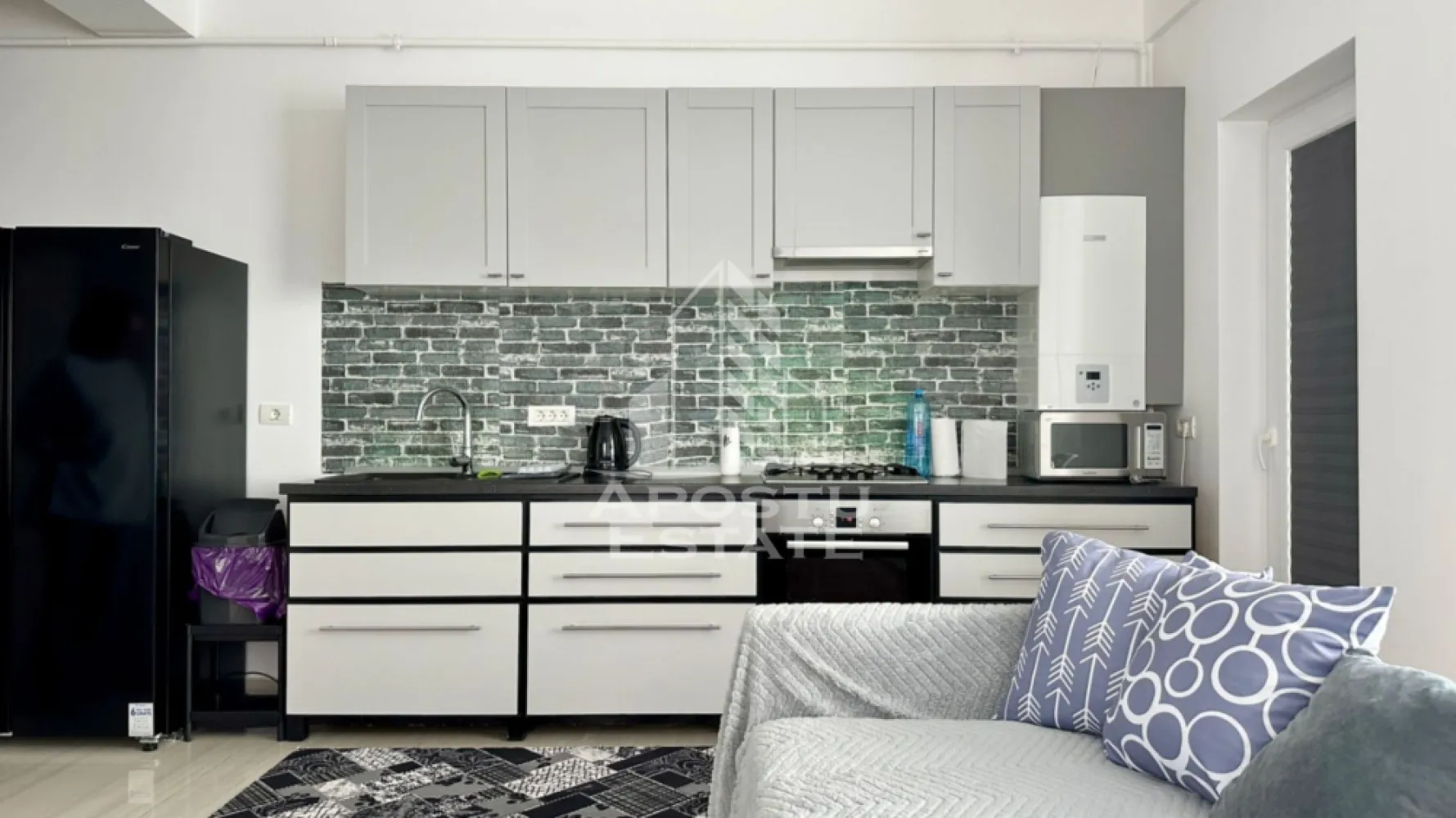 Apartament de vanzare cu 2 camere, Dumbravita - APOSTU ESTATE va propune spre vanzare un apartament modern cu 2 camere, situat intr-un imobil nou din Dumbravita, intr-o zona apreciata si linistita, in imediata apropiere a magazinului Profi de pe Bulevardul Petre Tutea. Proprietatea beneficiaza de acces facil catre principalele puncte de interes, scoli, gradinite, magazine si mijloace de transport.

Apartamentul dispune de o suprafata utila de 55 mp, la care se adauga un balcon, fiind compartimentat eficient pentru a oferi confort si functionalitate.

Compartimentare:

hol de acces cu dressing;
living spatios cu bucatarie open-space;
dormitor;
baie cu cada;
balcon cu acces din living.

Locuinta se remarca prin compartimentarea practica, finisajele moderne si luminozitatea naturala oferita de suprafetele vitrate generoase.

Datorita amplasarii excelente si a pozitionarii intr-un bloc nou, apartamentul reprezinta alegerea ideala atat pentru locuit, cat si pentru investitie.

Pentru mai multe informatii sau pentru programarea unei vizionari, va stam cu drag la dispozitie!