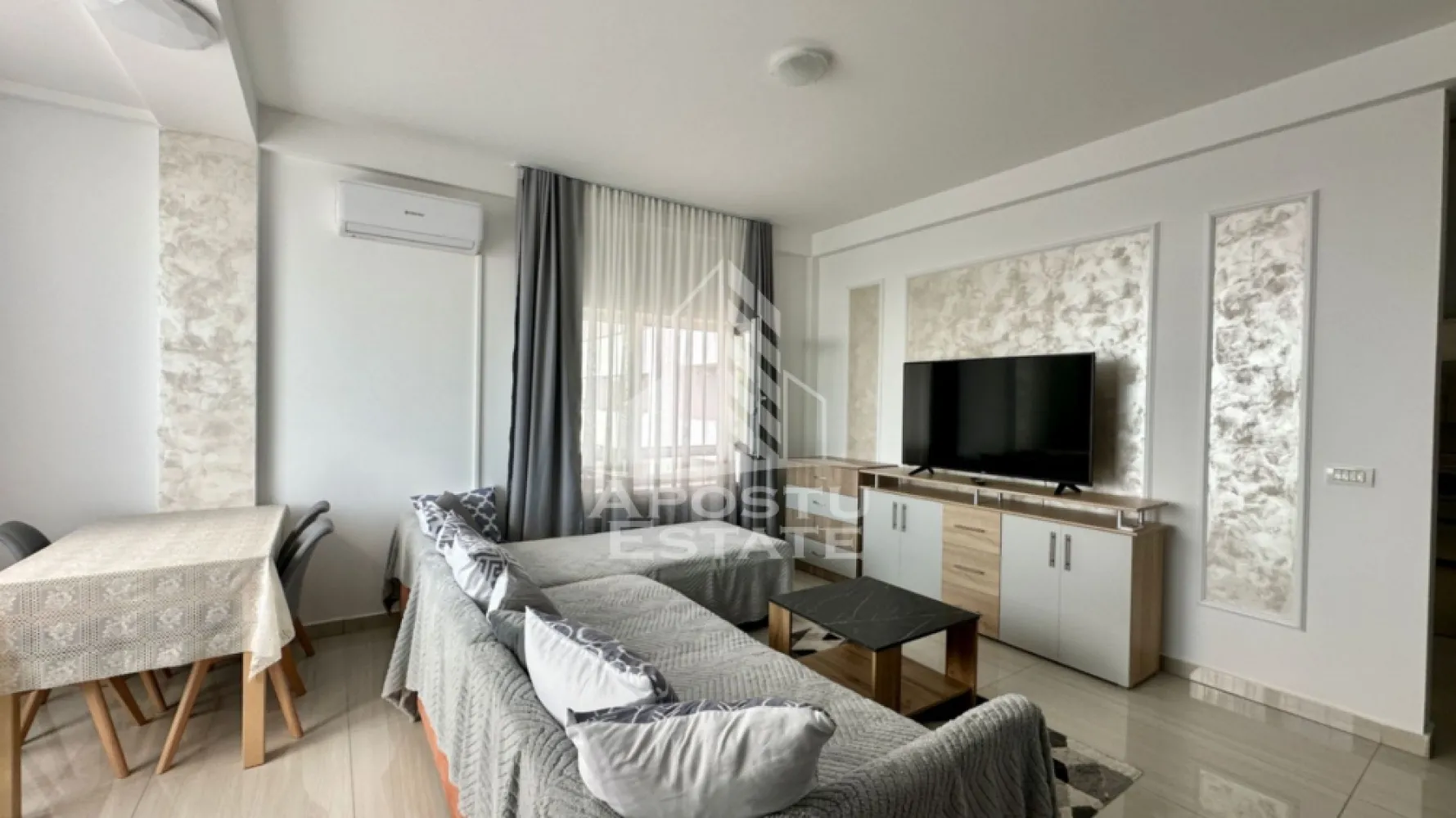 Apartament de vanzare cu 2 camere, Dumbravita - APOSTU ESTATE va propune spre vanzare un apartament modern cu 2 camere, situat intr-un imobil nou din Dumbravita, intr-o zona apreciata si linistita, in imediata apropiere a magazinului Profi de pe Bulevardul Petre Tutea. Proprietatea beneficiaza de acces facil catre principalele puncte de interes, scoli, gradinite, magazine si mijloace de transport.

Apartamentul dispune de o suprafata utila de 55 mp, la care se adauga un balcon, fiind compartimentat eficient pentru a oferi confort si functionalitate.

Compartimentare:

hol de acces cu dressing;
living spatios cu bucatarie open-space;
dormitor;
baie cu cada;
balcon cu acces din living.

Locuinta se remarca prin compartimentarea practica, finisajele moderne si luminozitatea naturala oferita de suprafetele vitrate generoase.

Datorita amplasarii excelente si a pozitionarii intr-un bloc nou, apartamentul reprezinta alegerea ideala atat pentru locuit, cat si pentru investitie.

Pentru mai multe informatii sau pentru programarea unei vizionari, va stam cu drag la dispozitie!