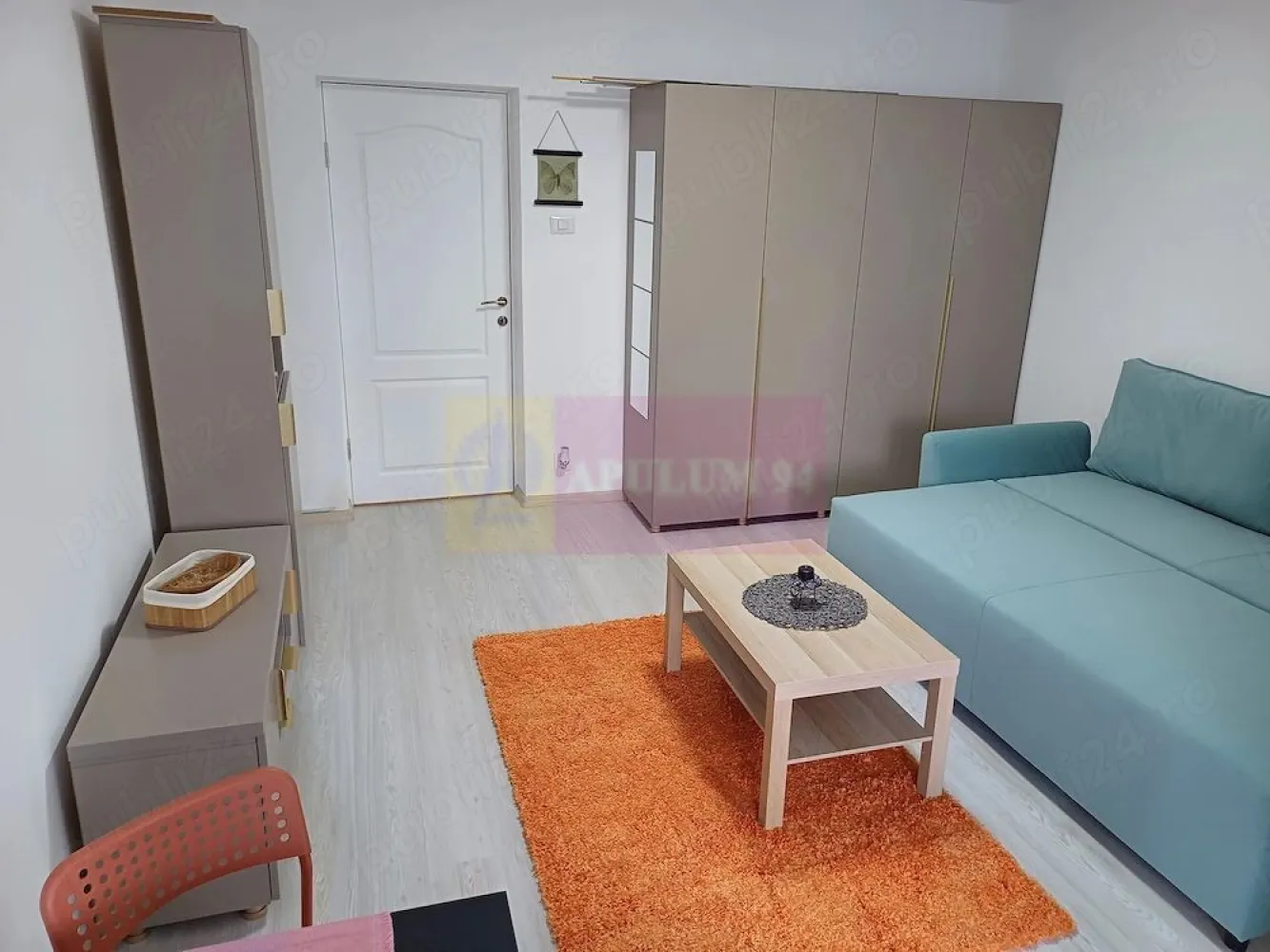 Garsoniera, renovata si mobilata Grand Arena metrou Aparatorii Patriei - Agentia Imobiliara Apulum 94, va prezinta spre vanzare 
Garsoniera de 31 m renovata total si mobilata nou in zona Aparatorii Patriei, Grand Arena pe strada Turnu Magurele
Blocul este recent anvelopat si are geamuri tripan
Este situata la etajul 3 din 10, avand vedre pe spatele blocului, liniste,fara bloc in fata ferestrei
Pana la statia de metrou Aparatorii Patriei se face pe jos 7 minute.
Garsoniara are usile schimbate, instalatia electrica si sanitara inlocuite, fiind renovata total in 2026.
Deasemenea aceasta este mobilata si are toate electrocasnicele noi, fiind dotata cu aer conditionat.
Este gata de mutare