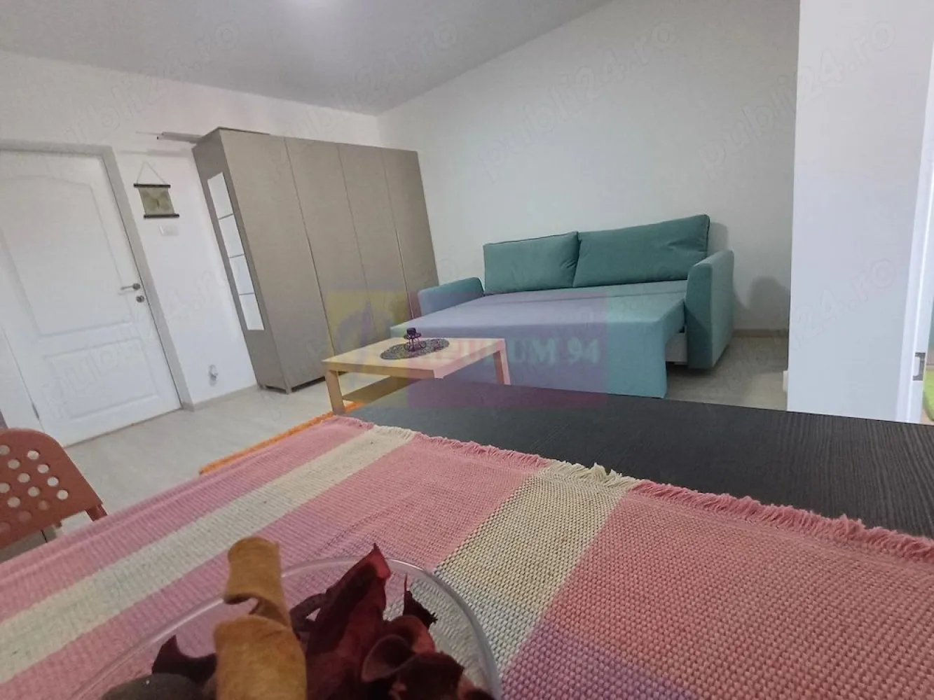 Garsoniera, renovata si mobilata Grand Arena metrou Aparatorii Patriei - Agentia Imobiliara Apulum 94, va prezinta spre vanzare 
Garsoniera de 31 m renovata total si mobilata nou in zona Aparatorii Patriei, Grand Arena pe strada Turnu Magurele
Blocul este recent anvelopat si are geamuri tripan
Este situata la etajul 3 din 10, avand vedre pe spatele blocului, liniste,fara bloc in fata ferestrei
Pana la statia de metrou Aparatorii Patriei se face pe jos 7 minute.
Garsoniara are usile schimbate, instalatia electrica si sanitara inlocuite, fiind renovata total in 2026.
Deasemenea aceasta este mobilata si are toate electrocasnicele noi, fiind dotata cu aer conditionat.
Este gata de mutare
