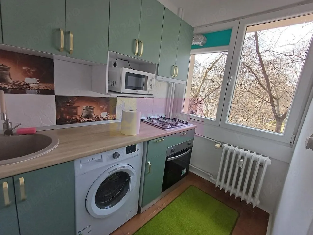 Garsoniera, renovata si mobilata Grand Arena metrou Aparatorii Patriei - Agentia Imobiliara Apulum 94, va prezinta spre vanzare 
Garsoniera de 31 m renovata total si mobilata nou in zona Aparatorii Patriei, Grand Arena pe strada Turnu Magurele
Blocul este recent anvelopat si are geamuri tripan
Este situata la etajul 3 din 10, avand vedre pe spatele blocului, liniste,fara bloc in fata ferestrei
Pana la statia de metrou Aparatorii Patriei se face pe jos 7 minute.
Garsoniara are usile schimbate, instalatia electrica si sanitara inlocuite, fiind renovata total in 2026.
Deasemenea aceasta este mobilata si are toate electrocasnicele noi, fiind dotata cu aer conditionat.
Este gata de mutare