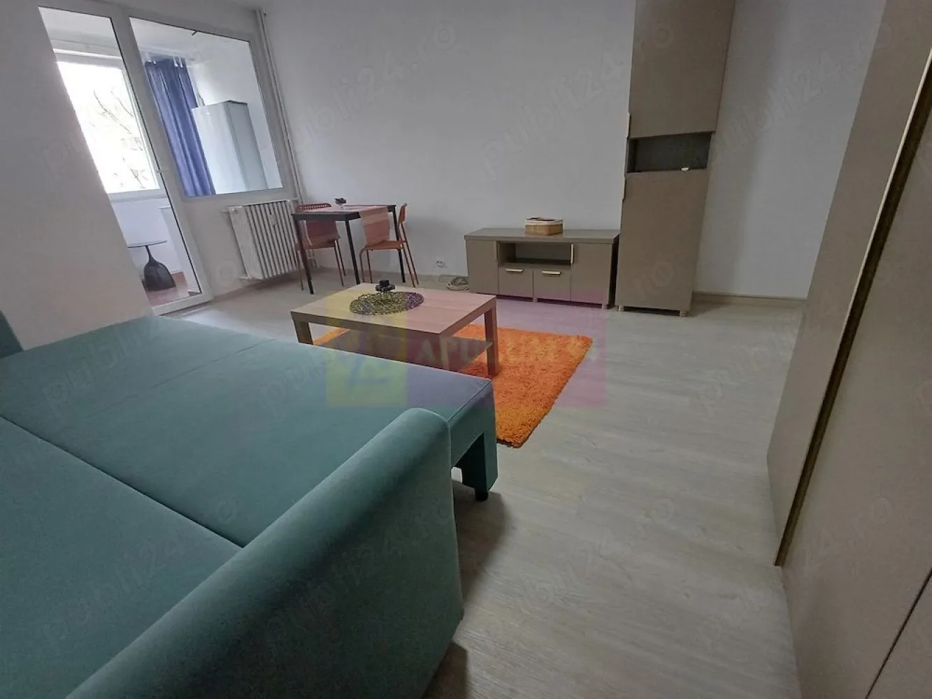 Garsoniera, renovata si mobilata Grand Arena metrou Aparatorii Patriei - Agentia Imobiliara Apulum 94, va prezinta spre vanzare 
Garsoniera de 31 m renovata total si mobilata nou in zona Aparatorii Patriei, Grand Arena pe strada Turnu Magurele
Blocul este recent anvelopat si are geamuri tripan
Este situata la etajul 3 din 10, avand vedre pe spatele blocului, liniste,fara bloc in fata ferestrei
Pana la statia de metrou Aparatorii Patriei se face pe jos 7 minute.
Garsoniara are usile schimbate, instalatia electrica si sanitara inlocuite, fiind renovata total in 2026.
Deasemenea aceasta este mobilata si are toate electrocasnicele noi, fiind dotata cu aer conditionat.
Este gata de mutare