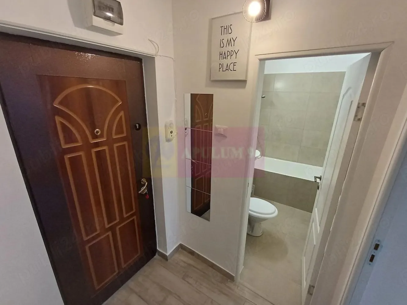 Garsoniera, renovata si mobilata Grand Arena metrou Aparatorii Patriei - Agentia Imobiliara Apulum 94, va prezinta spre vanzare 
Garsoniera de 31 m renovata total si mobilata nou in zona Aparatorii Patriei, Grand Arena pe strada Turnu Magurele
Blocul este recent anvelopat si are geamuri tripan
Este situata la etajul 3 din 10, avand vedre pe spatele blocului, liniste,fara bloc in fata ferestrei
Pana la statia de metrou Aparatorii Patriei se face pe jos 7 minute.
Garsoniara are usile schimbate, instalatia electrica si sanitara inlocuite, fiind renovata total in 2026.
Deasemenea aceasta este mobilata si are toate electrocasnicele noi, fiind dotata cu aer conditionat.
Este gata de mutare