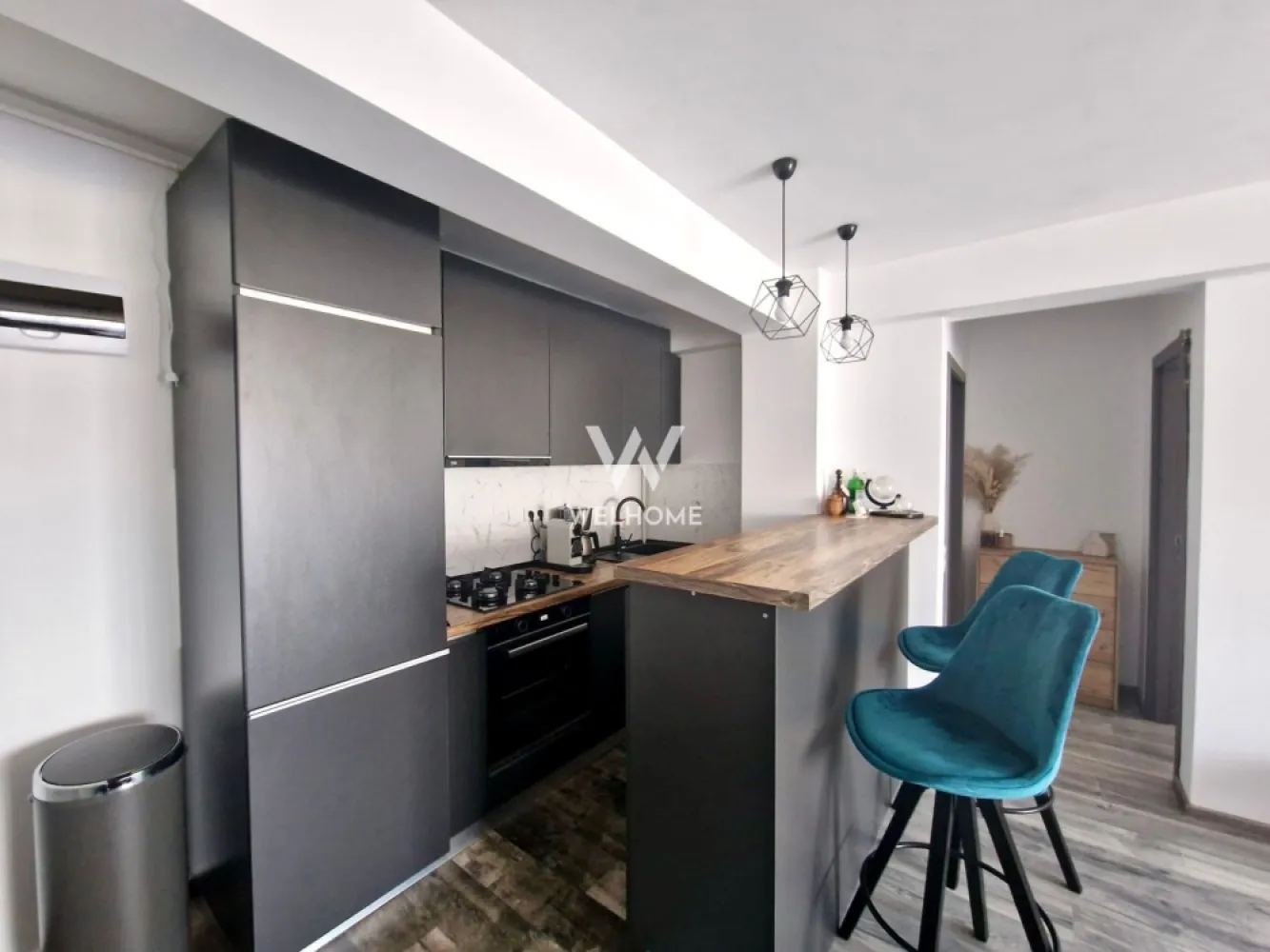 Apartament 2 camere de închiriat – Calea Cisnădiei - Oferim spre închiriere apartament cu 2 camere situat pe Calea Cisnădiei, strada Haralamb Georgescu, amplasat într-o zonă liniștită și în continuă dezvoltare.

Apartamentul are o suprafață utilă de 48 mp și este situat la etajul 3 iar deasupra avem pod. Compartimentarea este practică și modernă, fiind compus din living cu bucătărie open-space, dormitor, baie cu cabină de duș și balcon.
Locuința beneficiază de aer condiționat și se închiriază împreună cu 2 locuri de parcare private, un avantaj important în zonă.
Apartamentul este ideal pentru o persoană sau un cuplu care își dorește confort, liniște și acces facil către principalele puncte de interes din Sibiu.

Pentru mai multe informații și programarea unei vizionări, vă stau la dispoziție. 
Telefon: 0756 094 405 
Chirie lunara: 400 Euro + se percepe garantie
Comision client: 50% din prima chirie