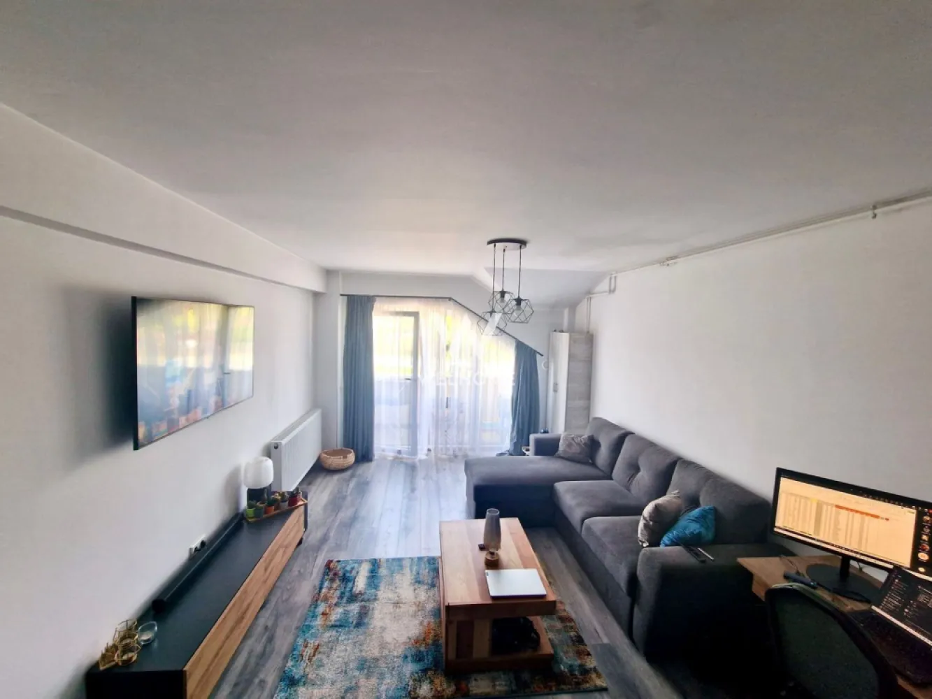 Apartament 2 camere de închiriat – Calea Cisnădiei - Oferim spre închiriere apartament cu 2 camere situat pe Calea Cisnădiei, strada Haralamb Georgescu, amplasat într-o zonă liniștită și în continuă dezvoltare.

Apartamentul are o suprafață utilă de 48 mp și este situat la etajul 3 iar deasupra avem pod. Compartimentarea este practică și modernă, fiind compus din living cu bucătărie open-space, dormitor, baie cu cabină de duș și balcon.
Locuința beneficiază de aer condiționat și se închiriază împreună cu 2 locuri de parcare private, un avantaj important în zonă.
Apartamentul este ideal pentru o persoană sau un cuplu care își dorește confort, liniște și acces facil către principalele puncte de interes din Sibiu.

Pentru mai multe informații și programarea unei vizionări, vă stau la dispoziție. 
Telefon: 0756 094 405 
Chirie lunara: 400 Euro + se percepe garantie
Comision client: 50% din prima chirie