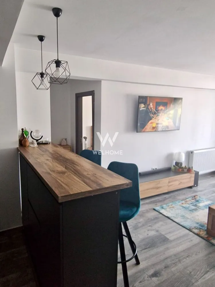 Apartament 2 camere de închiriat – Calea Cisnădiei - Oferim spre închiriere apartament cu 2 camere situat pe Calea Cisnădiei, strada Haralamb Georgescu, amplasat într-o zonă liniștită și în continuă dezvoltare.

Apartamentul are o suprafață utilă de 48 mp și este situat la etajul 3 iar deasupra avem pod. Compartimentarea este practică și modernă, fiind compus din living cu bucătărie open-space, dormitor, baie cu cabină de duș și balcon.
Locuința beneficiază de aer condiționat și se închiriază împreună cu 2 locuri de parcare private, un avantaj important în zonă.
Apartamentul este ideal pentru o persoană sau un cuplu care își dorește confort, liniște și acces facil către principalele puncte de interes din Sibiu.

Pentru mai multe informații și programarea unei vizionări, vă stau la dispoziție. 
Telefon: 0756 094 405 
Chirie lunara: 400 Euro + se percepe garantie
Comision client: 50% din prima chirie